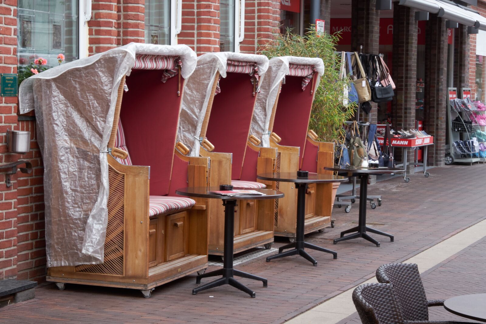 Fujifilm XF 18-55mm F2.8-4 R LM OIS sample photo. Beach chair, basket, cafe photography