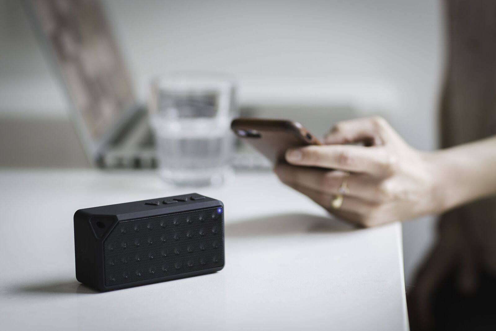 Canon EF 85mm F1.2L II USM sample photo. People, blur, speaker photography