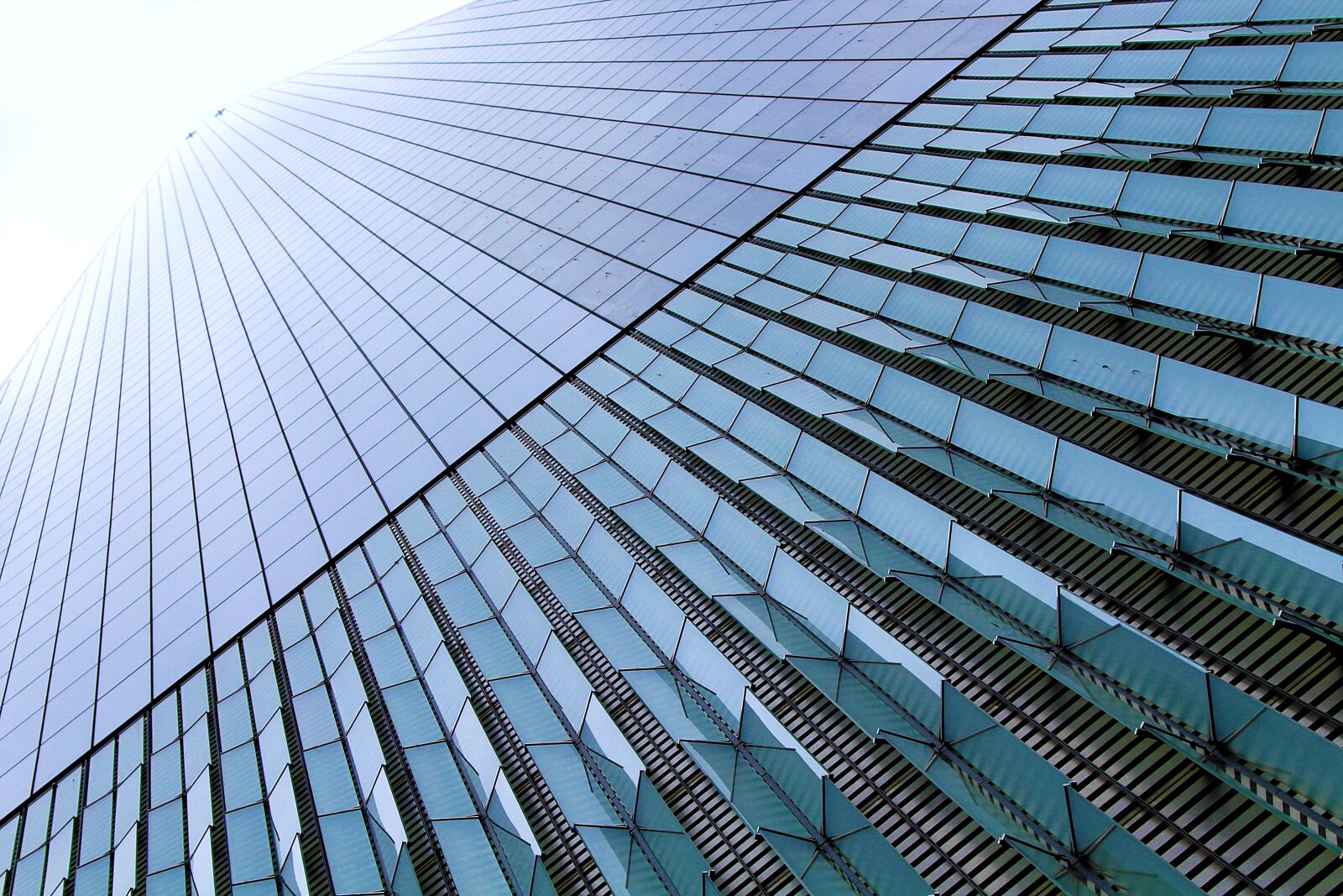 Canon EOS 1300D (EOS Rebel T6 / EOS Kiss X80) sample photo. Glass building, skyscraper, architecture photography