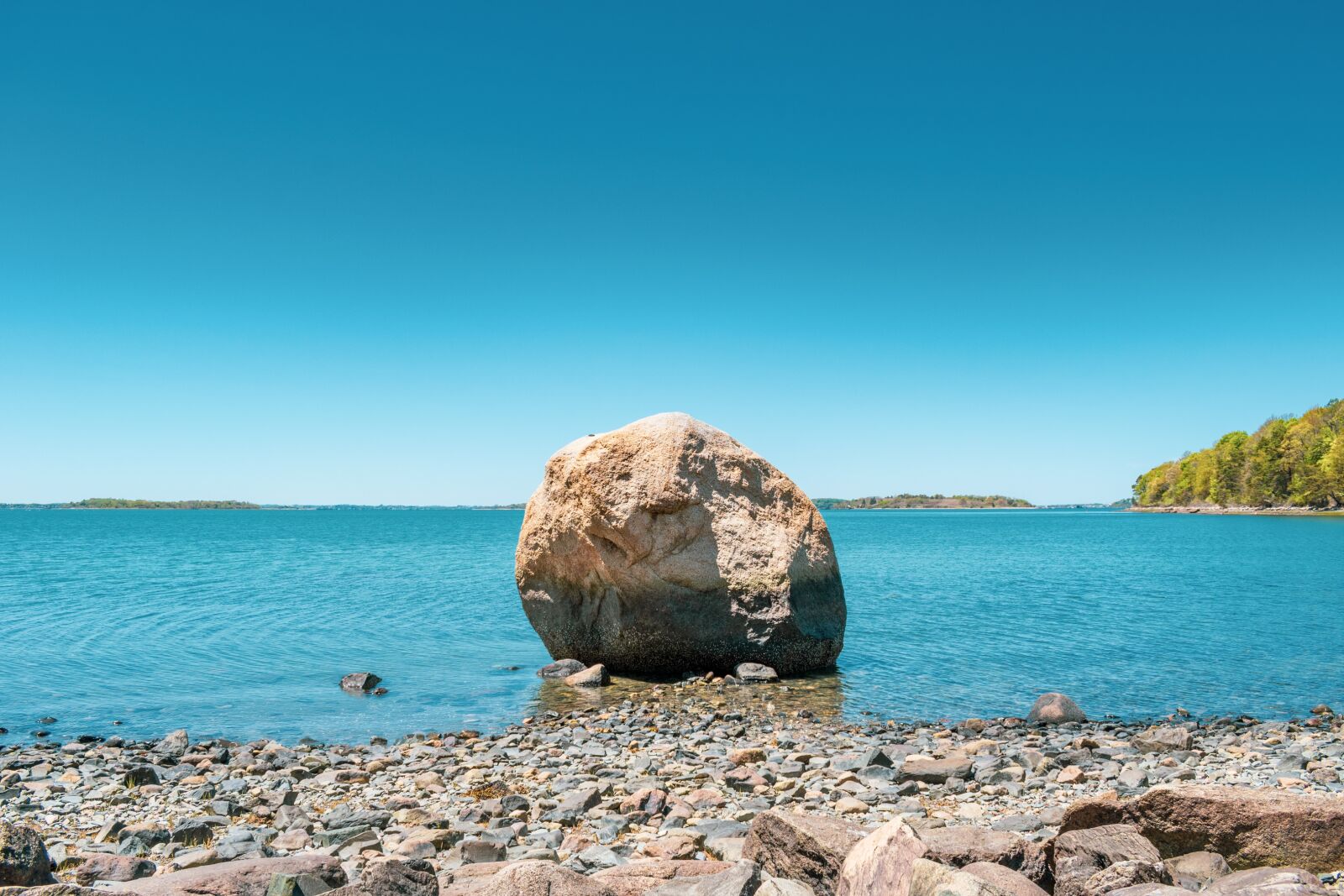 Nikon D5600 sample photo. Rock, background, sea photography