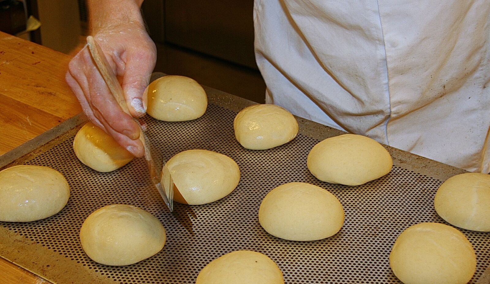 Canon EOS 20D sample photo. Focciaboller, buns, bread photography