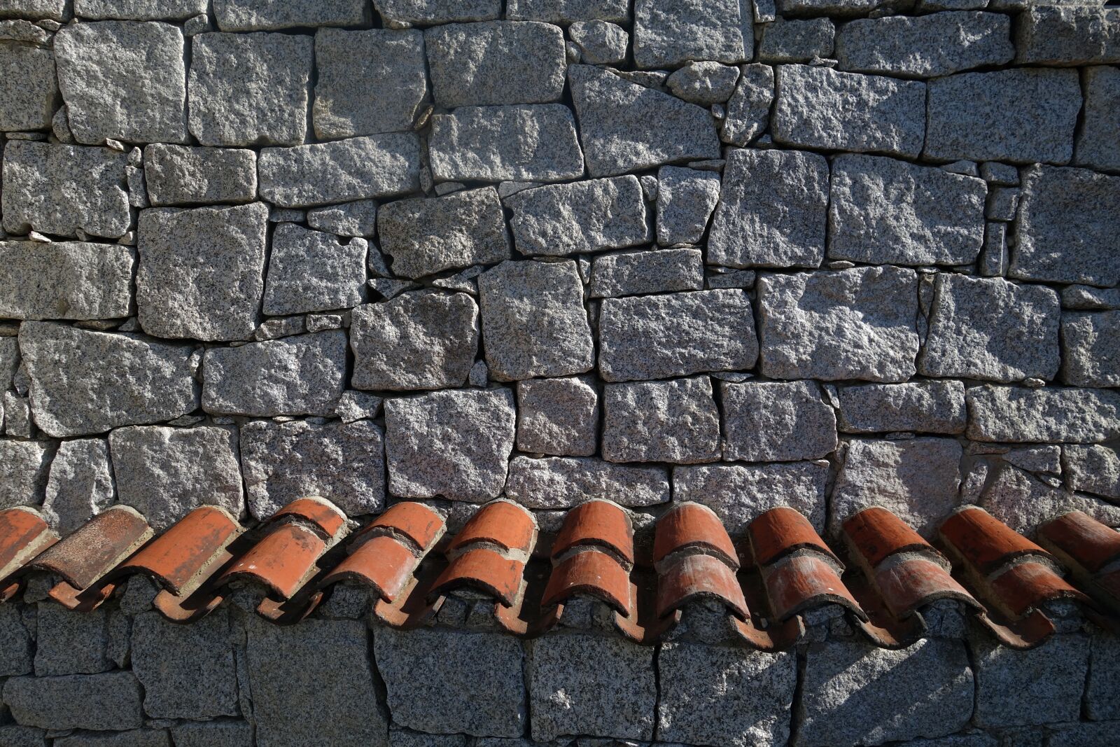 Sony Cyber-shot DSC-RX100 II sample photo. Roof, roofing tiles, stone photography