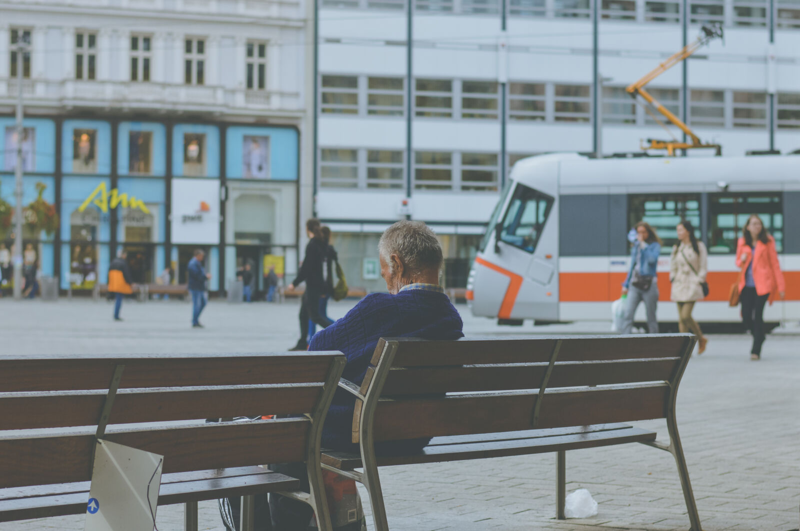 Nikon D3200 + Nikon AF-S Nikkor 50mm F1.8G sample photo. People, benches, vehicle, tram photography
