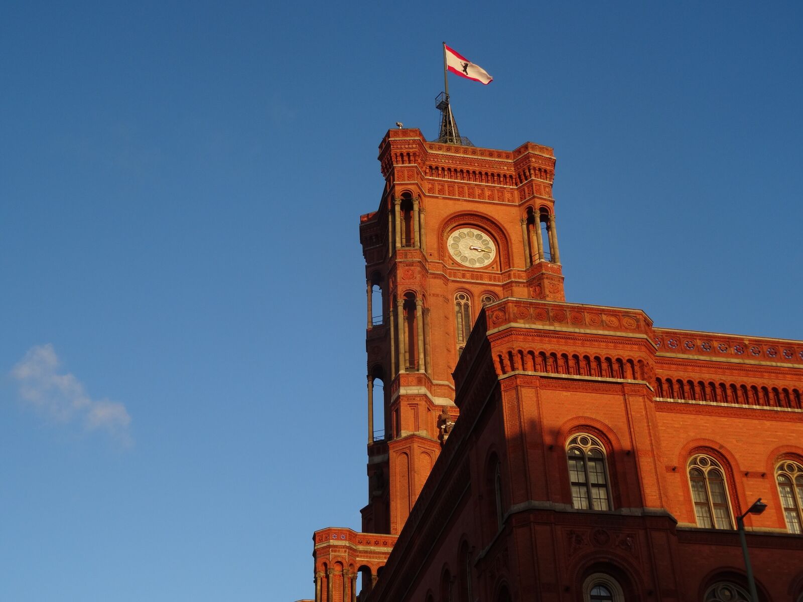 Sony Cyber-shot DSC-HX50V sample photo. Berlin, red, town hall photography