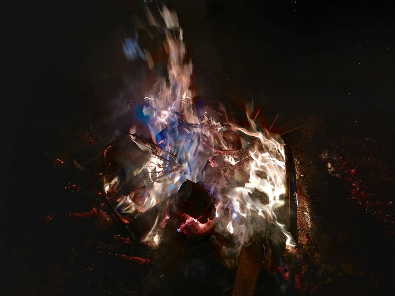 Xiaomi Redmi Note 5 sample photo. Flames, fire, dangerous photography