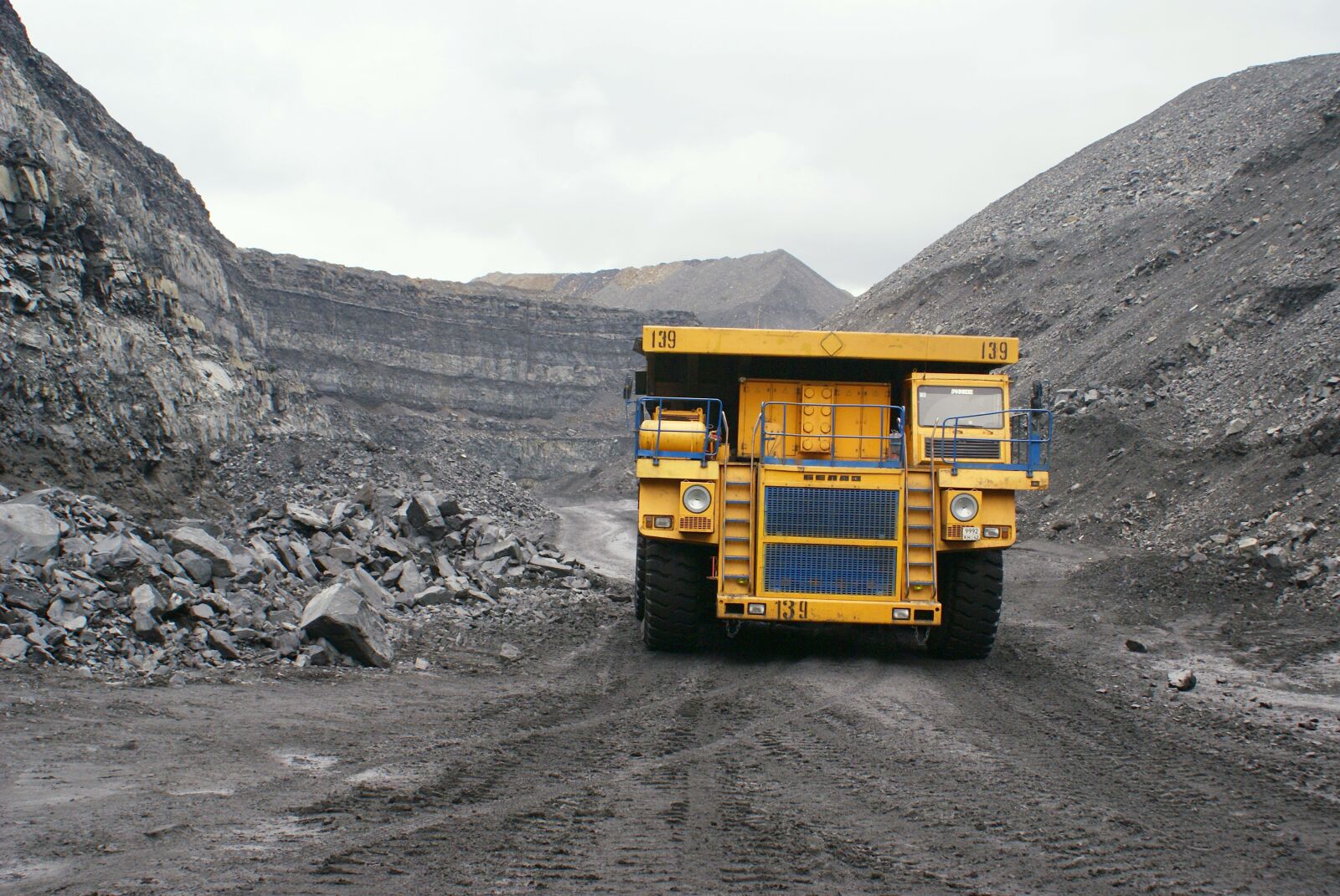 Sony Alpha DSLR-A100 sample photo. Car, heavy-duty truck, belaz photography