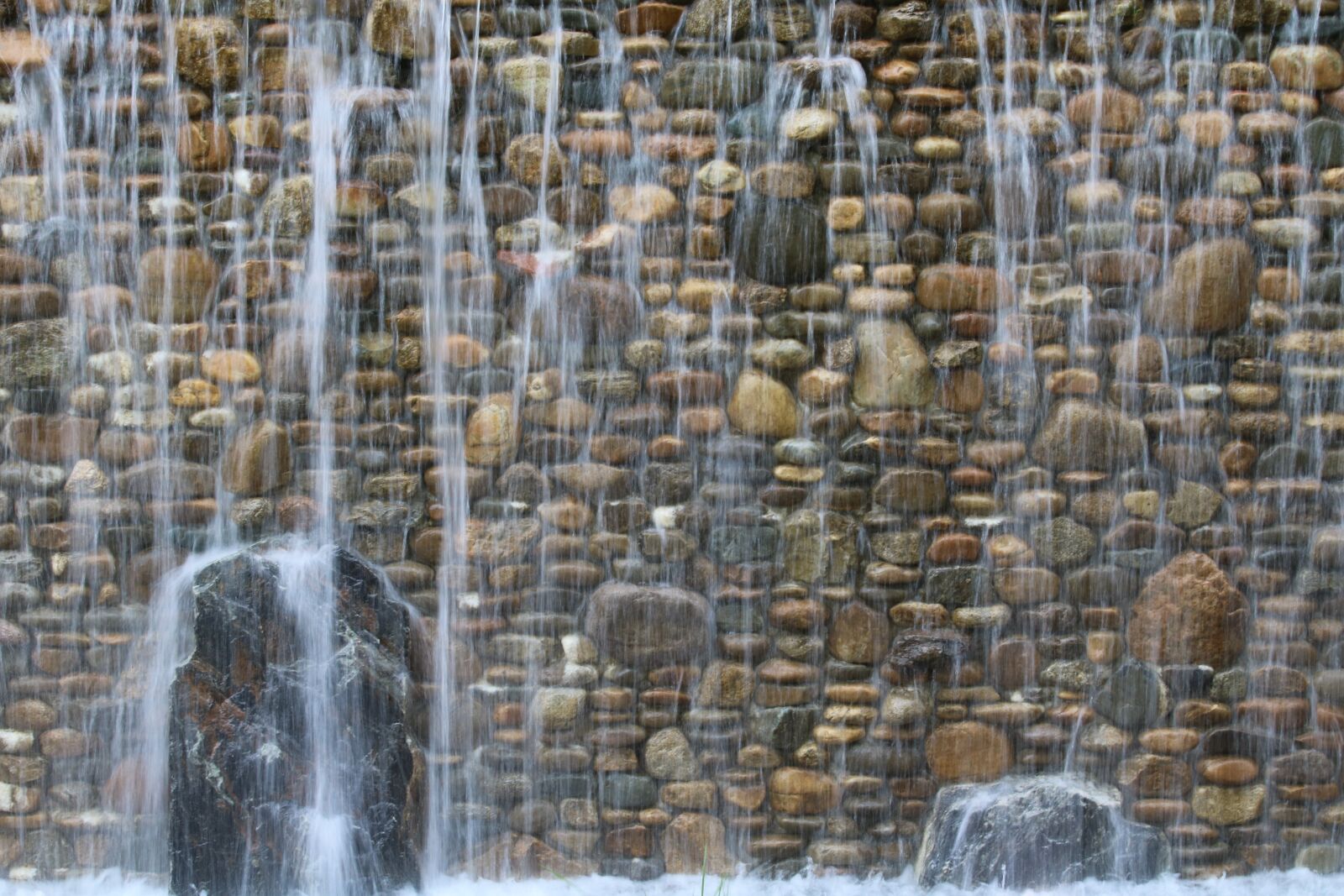 Canon EOS 750D (EOS Rebel T6i / EOS Kiss X8i) sample photo. Fountain, flow, clear photography