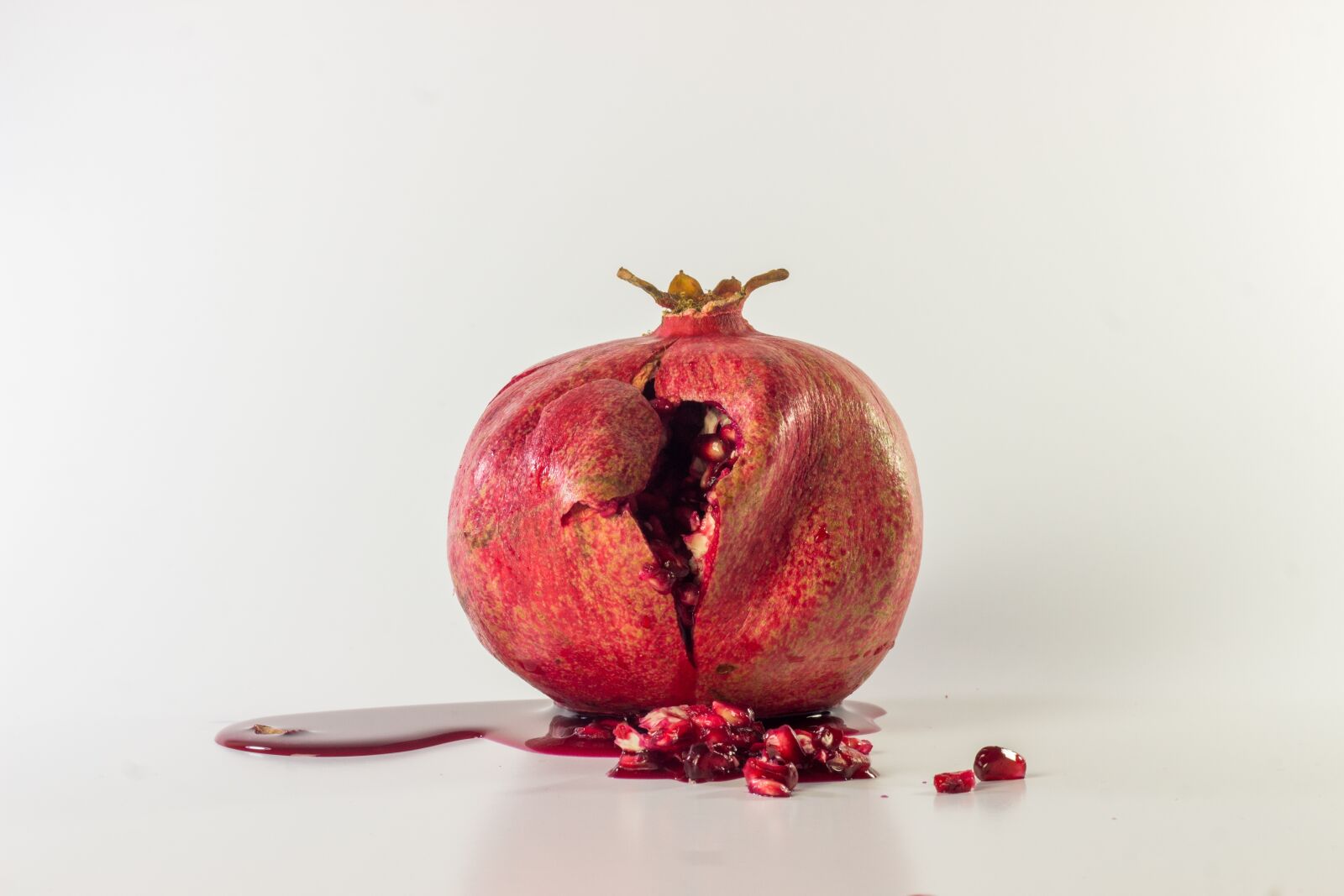 Canon EOS 600D (Rebel EOS T3i / EOS Kiss X5) + Canon EF 50mm F1.8 II sample photo. Pomegranate, fruit, healthy photography