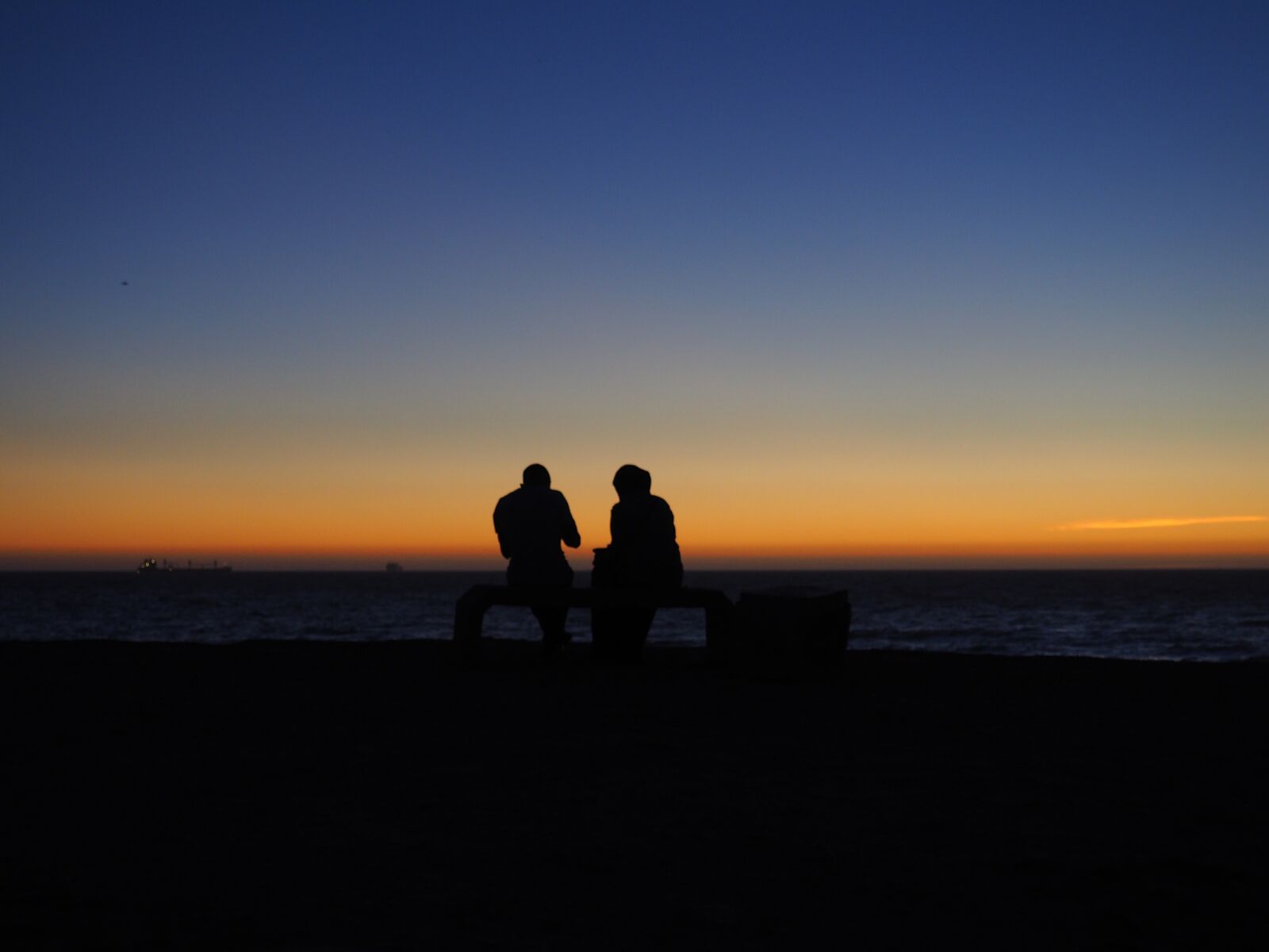 Olympus OM-D E-M10 sample photo. Twilight, people, sea photography