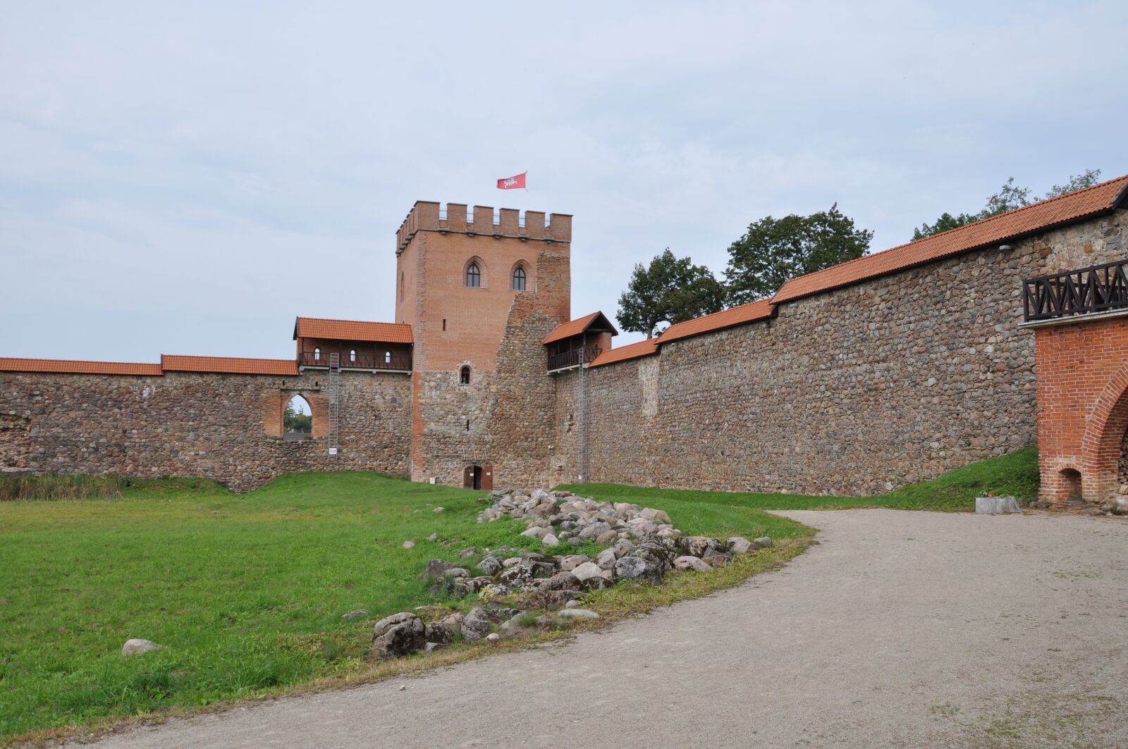 Nikon D5000 sample photo. Lithuania, miedniki, castle photography