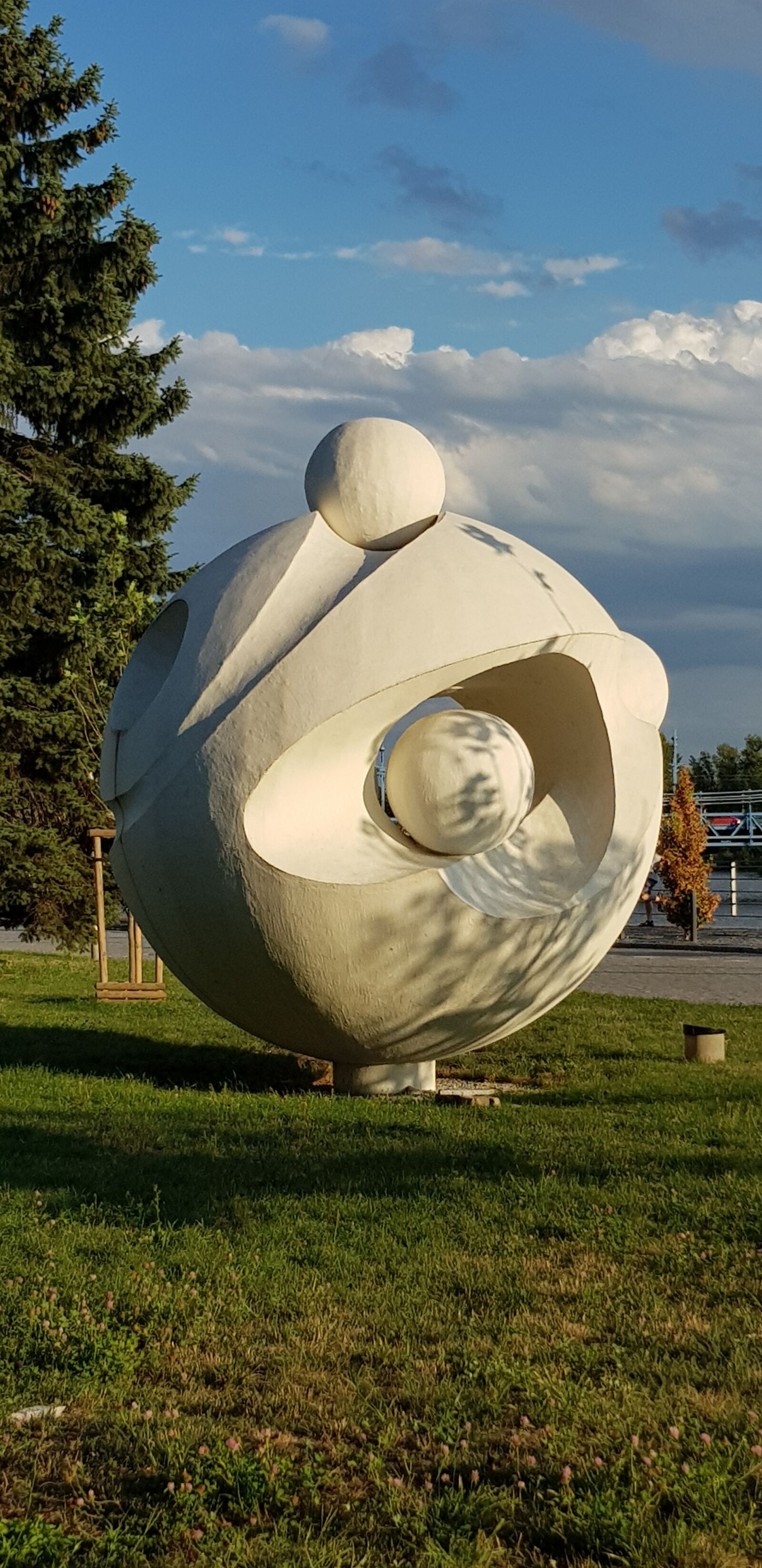 Samsung Galaxy S8 sample photo. Sculpture, atom, chemistry photography