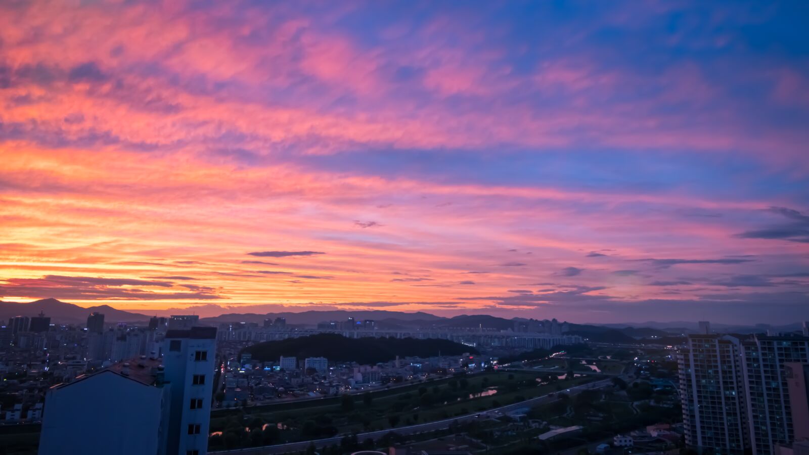 Canon EOS 800D (EOS Rebel T7i / EOS Kiss X9i) sample photo. Glow, city, in the photography