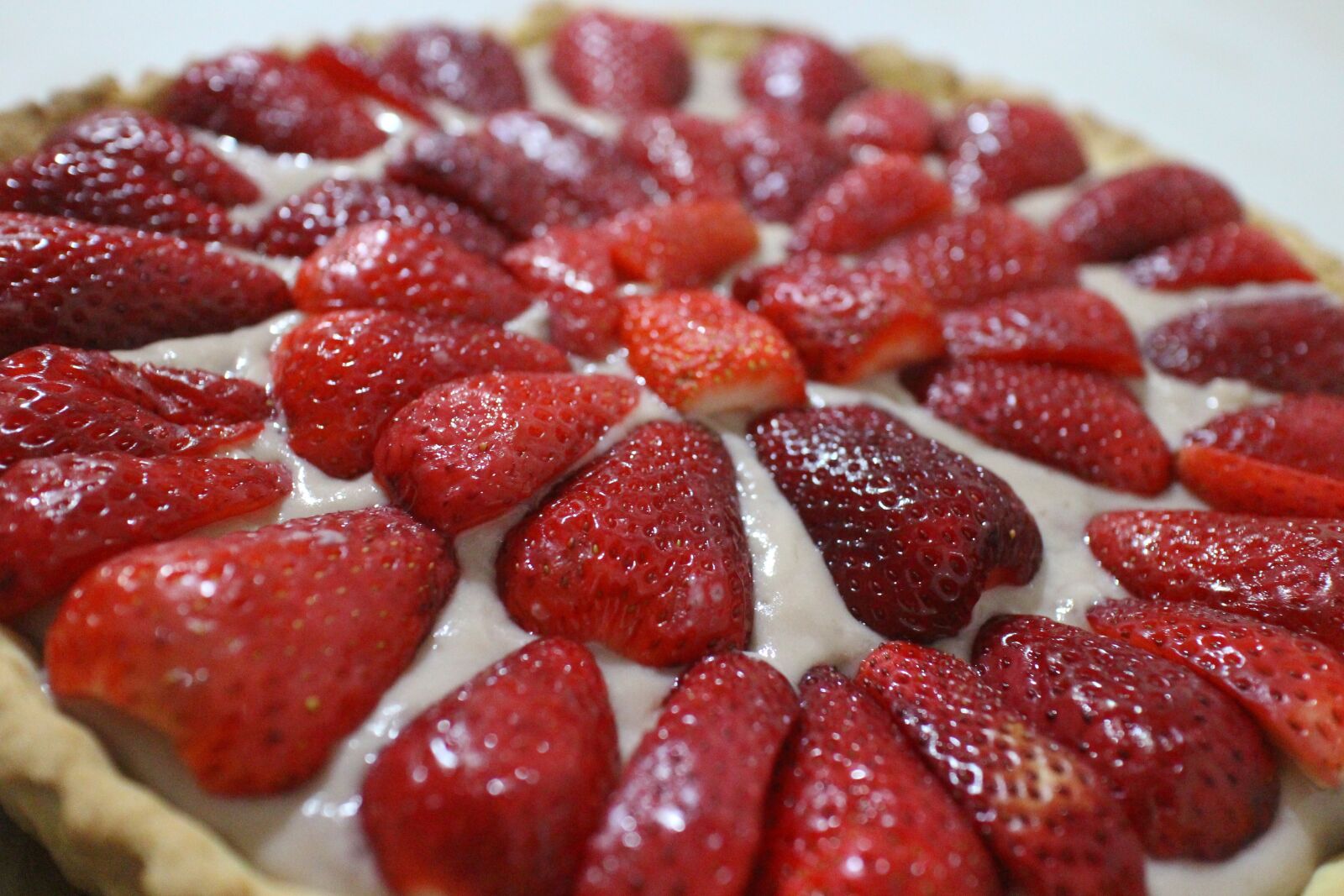 Canon EOS M + Canon EF-M 22mm F2 STM sample photo. Pie, strawberry pie, strawberry photography