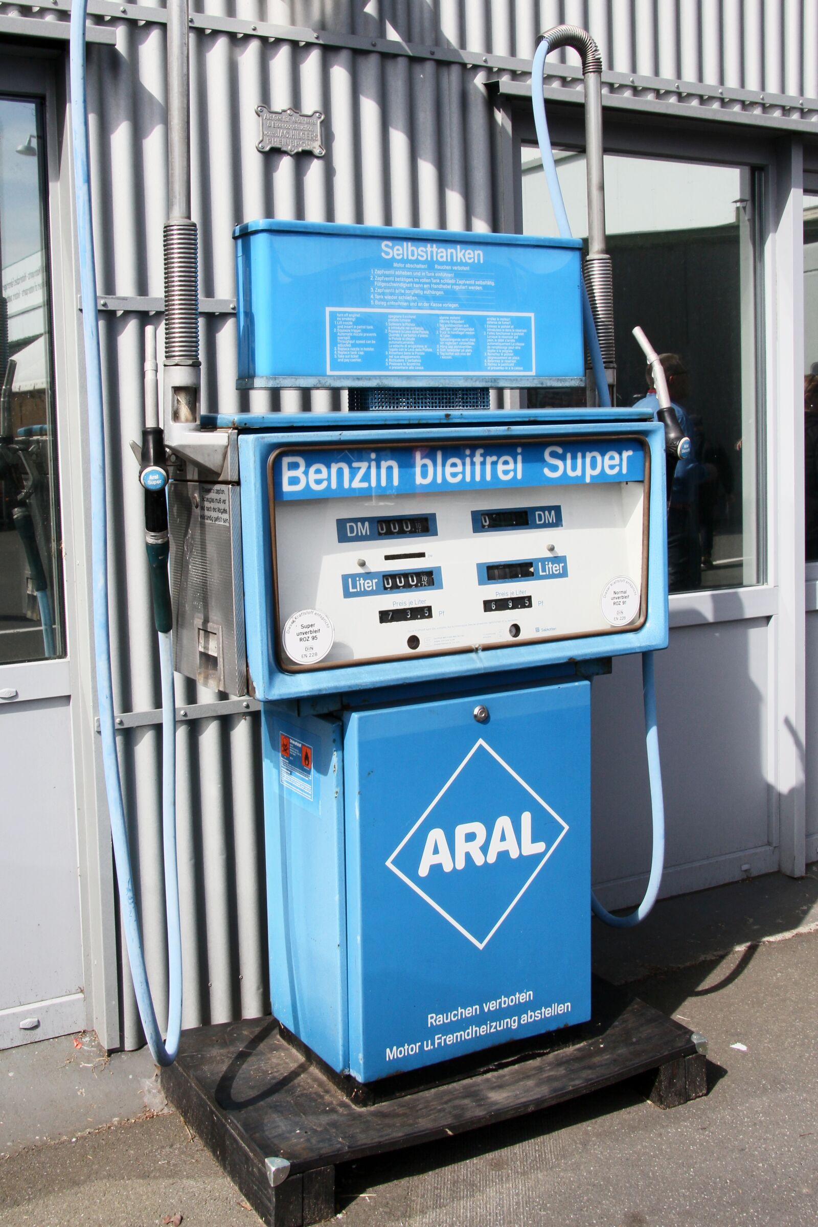Canon EF-S 17-85mm F4-5.6 IS USM sample photo. Aral, petrol stations, old photography