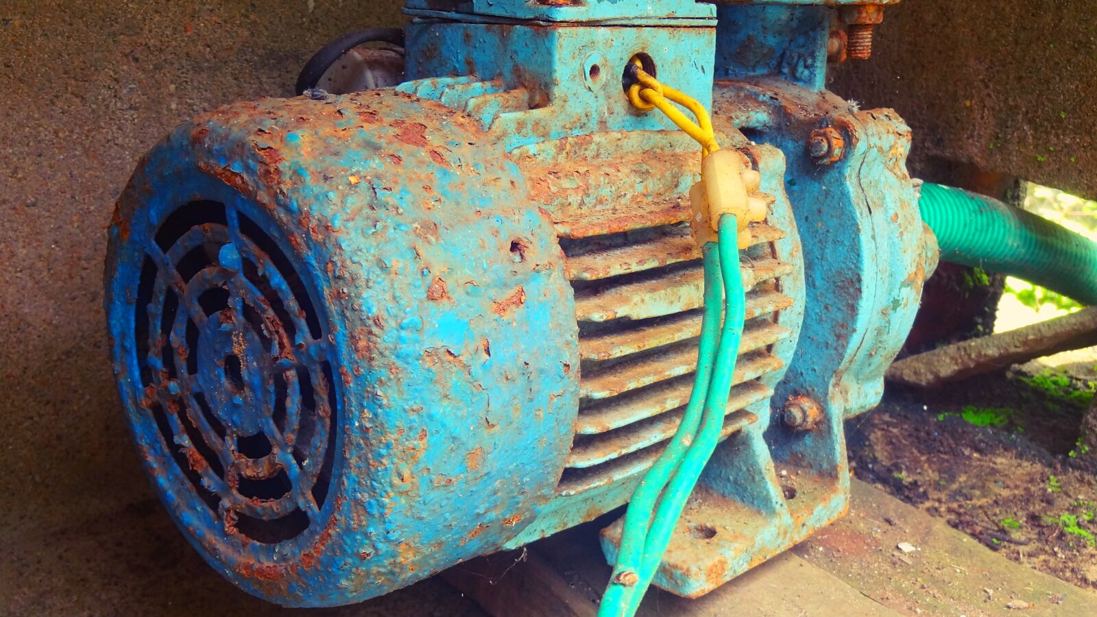 Sony Cyber-shot DSC-HX9V sample photo. Rusted, motor photography