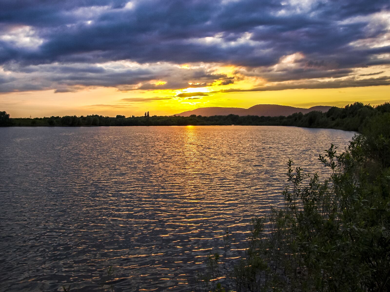 Olympus E-520 (EVOLT E-520) + OLYMPUS 11-22mm Lens sample photo. Landscape, pond, twilight photography