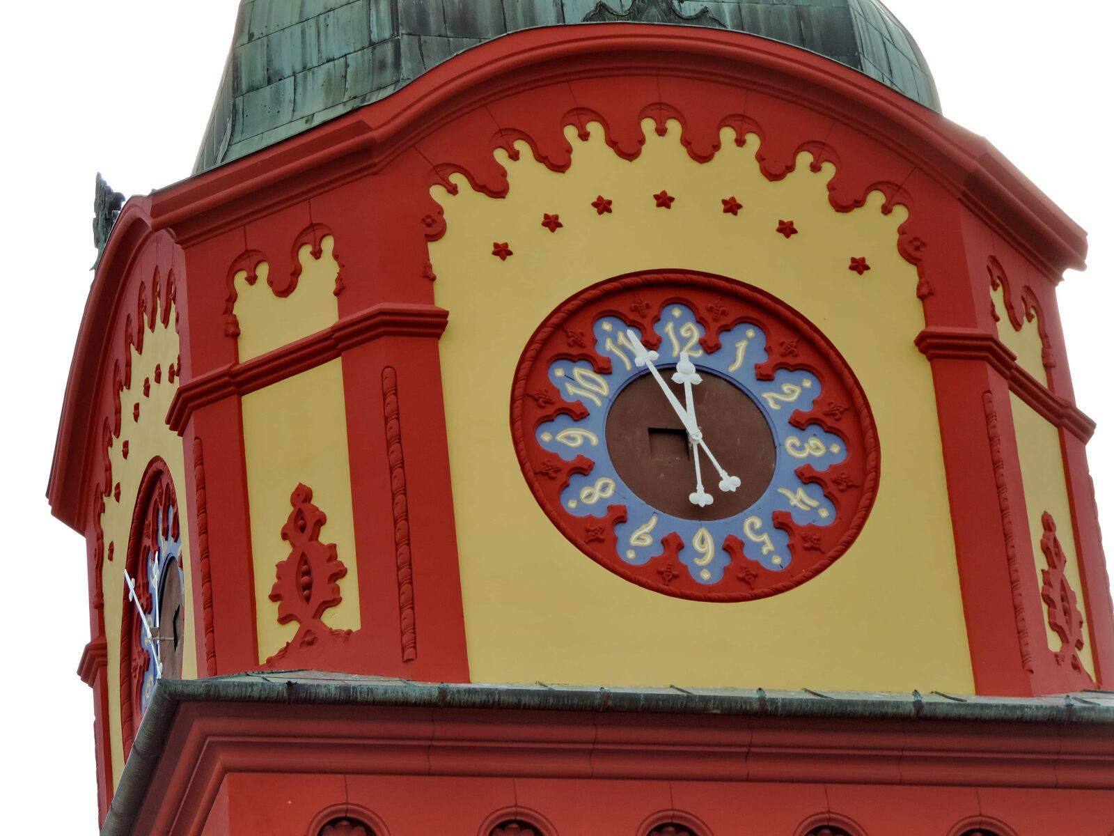 Nikon Coolpix P520 sample photo. Analog clock, architectural style photography