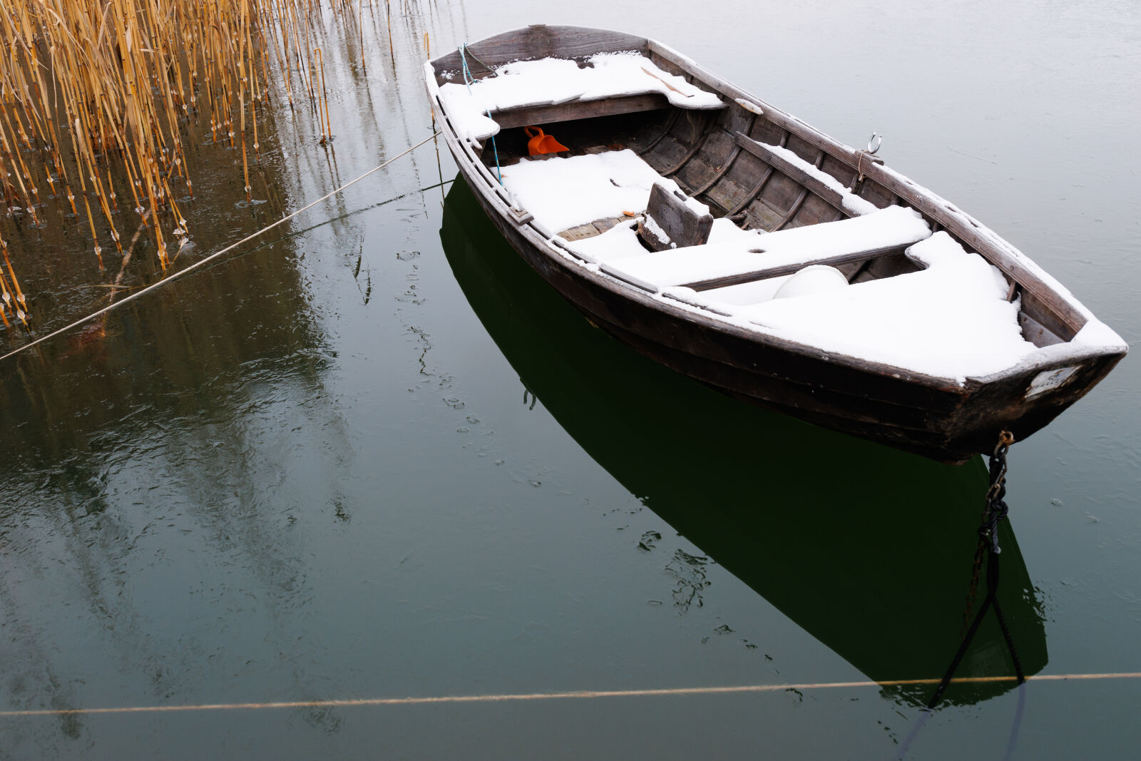 Canon EOS R7 sample photo. Snowy boat photography