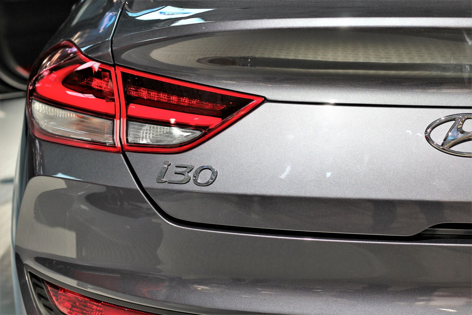 Canon EOS 600D (Rebel EOS T3i / EOS Kiss X5) + Canon EF 50mm F1.8 II sample photo. Car, hyundai i30, auto photography