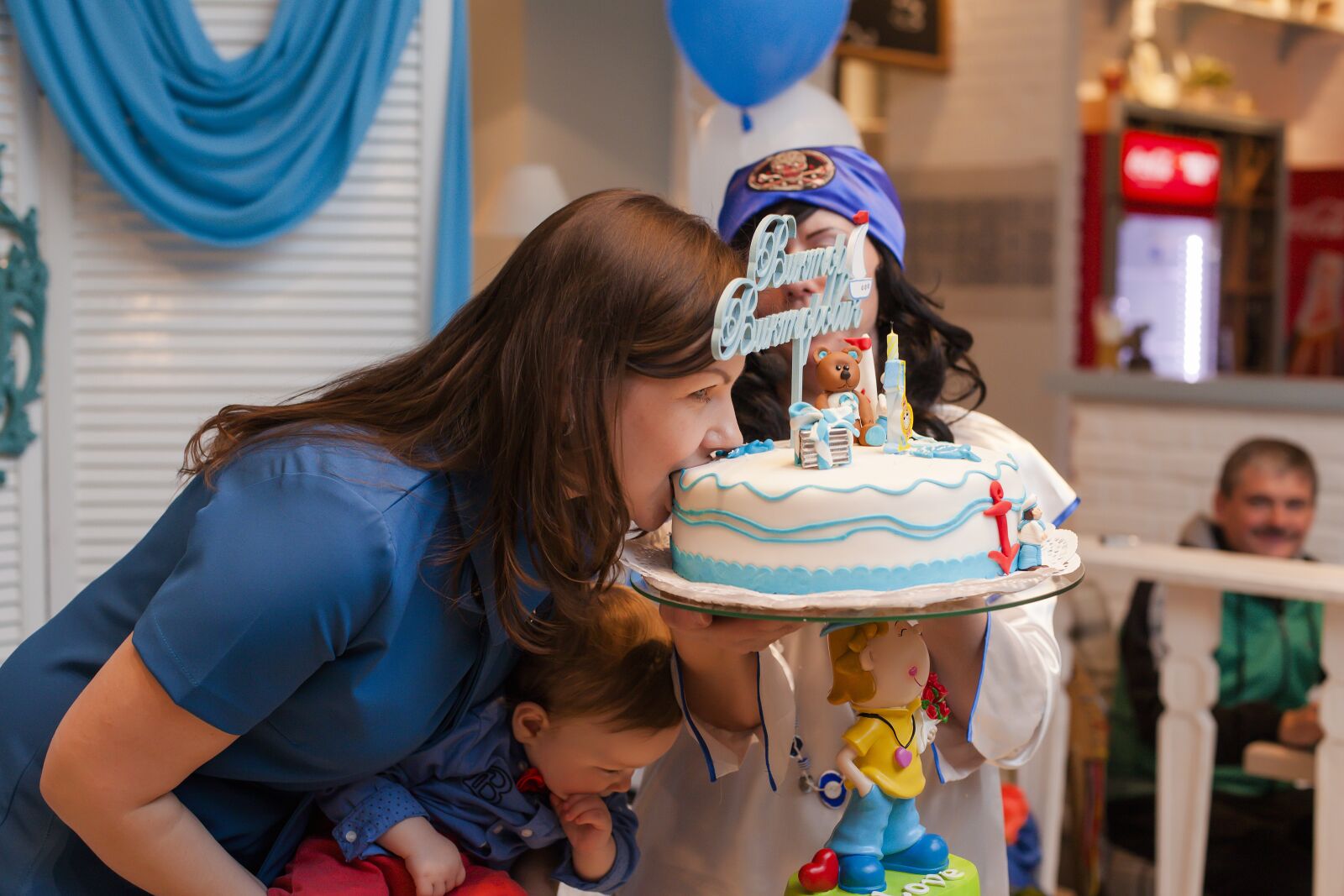 Canon EF 50mm F1.4 USM sample photo. Cake, mom with baby photography