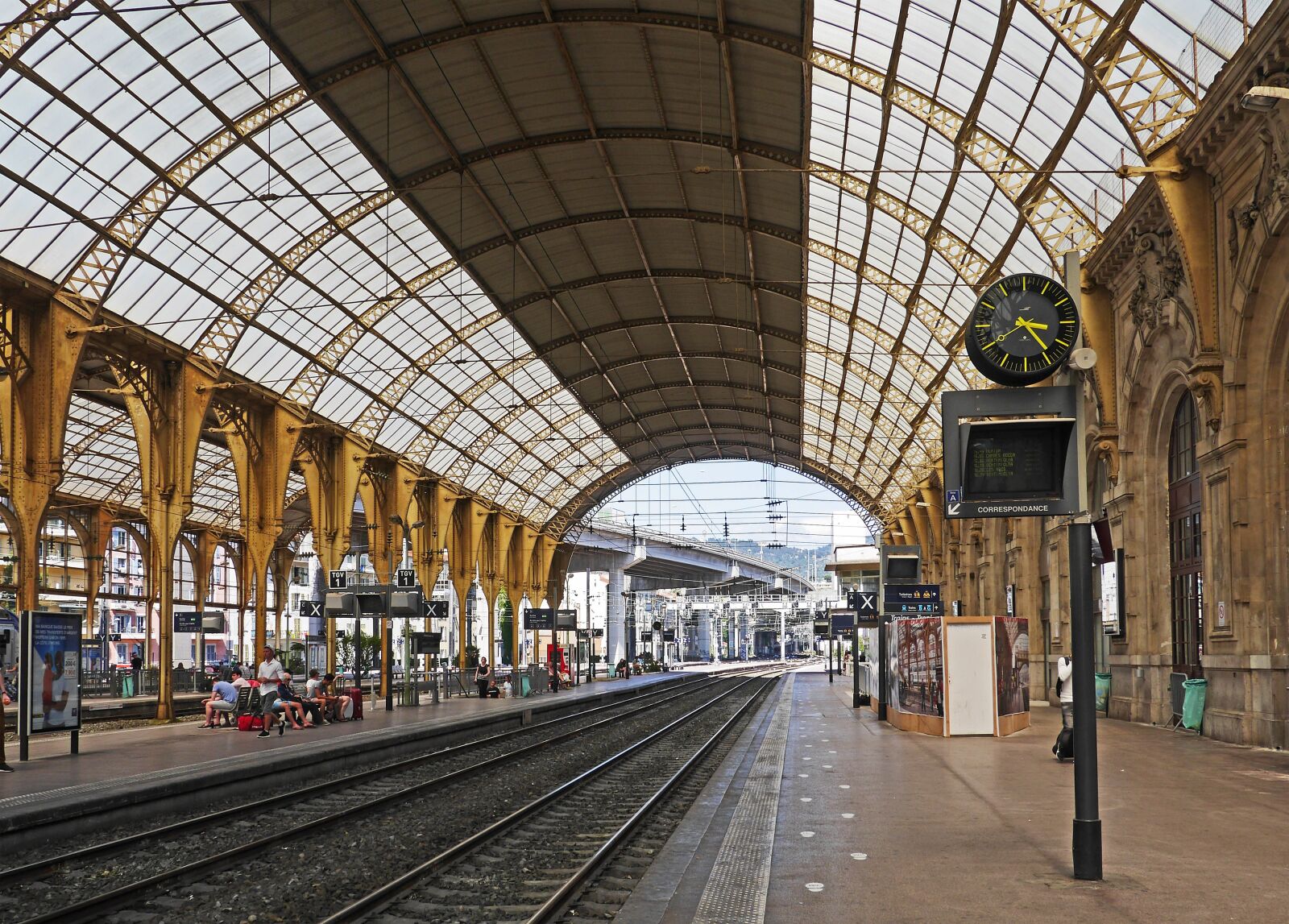 Panasonic Lumix DMC-GH3 sample photo. Concourse, nice, central station photography