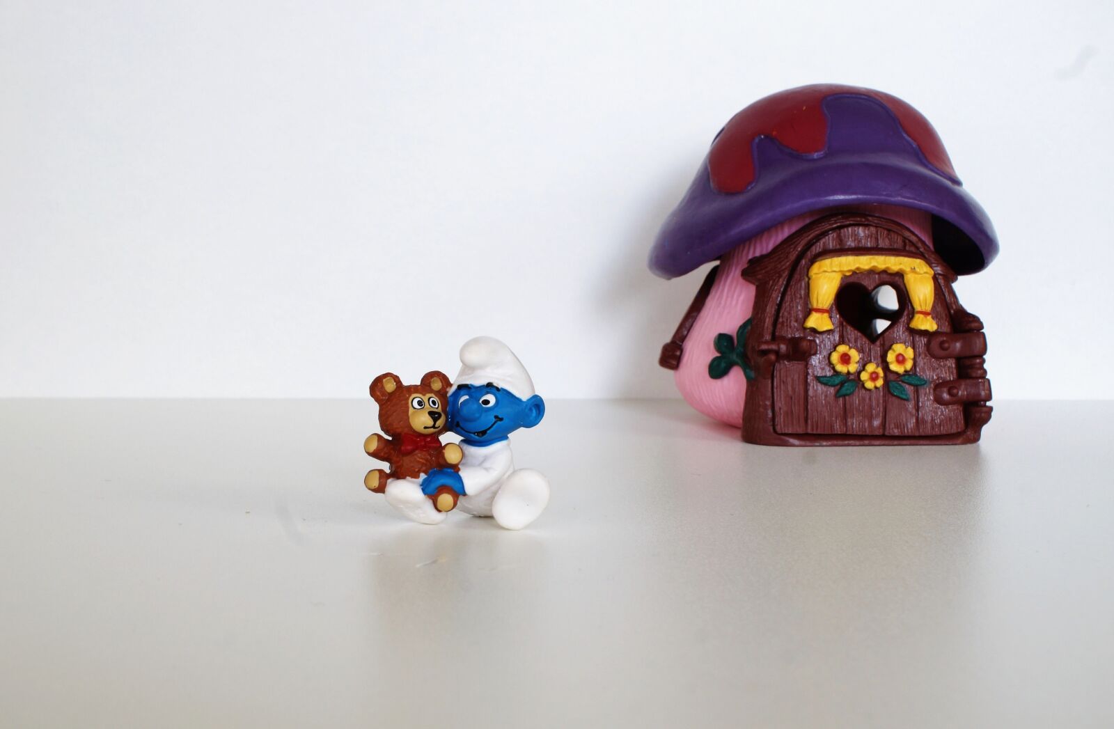 Sony DT 18-70mm F3.5-5.6 sample photo. Smurf, smurfs, figure photography