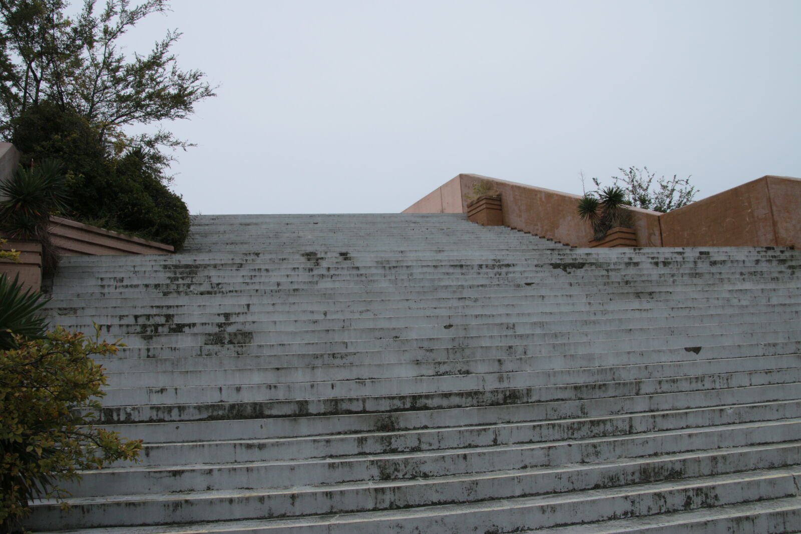 Canon EOS 70D + Tamron 18-270mm F3.5-6.3 Di II VC PZD sample photo. Cloudy, stairs photography