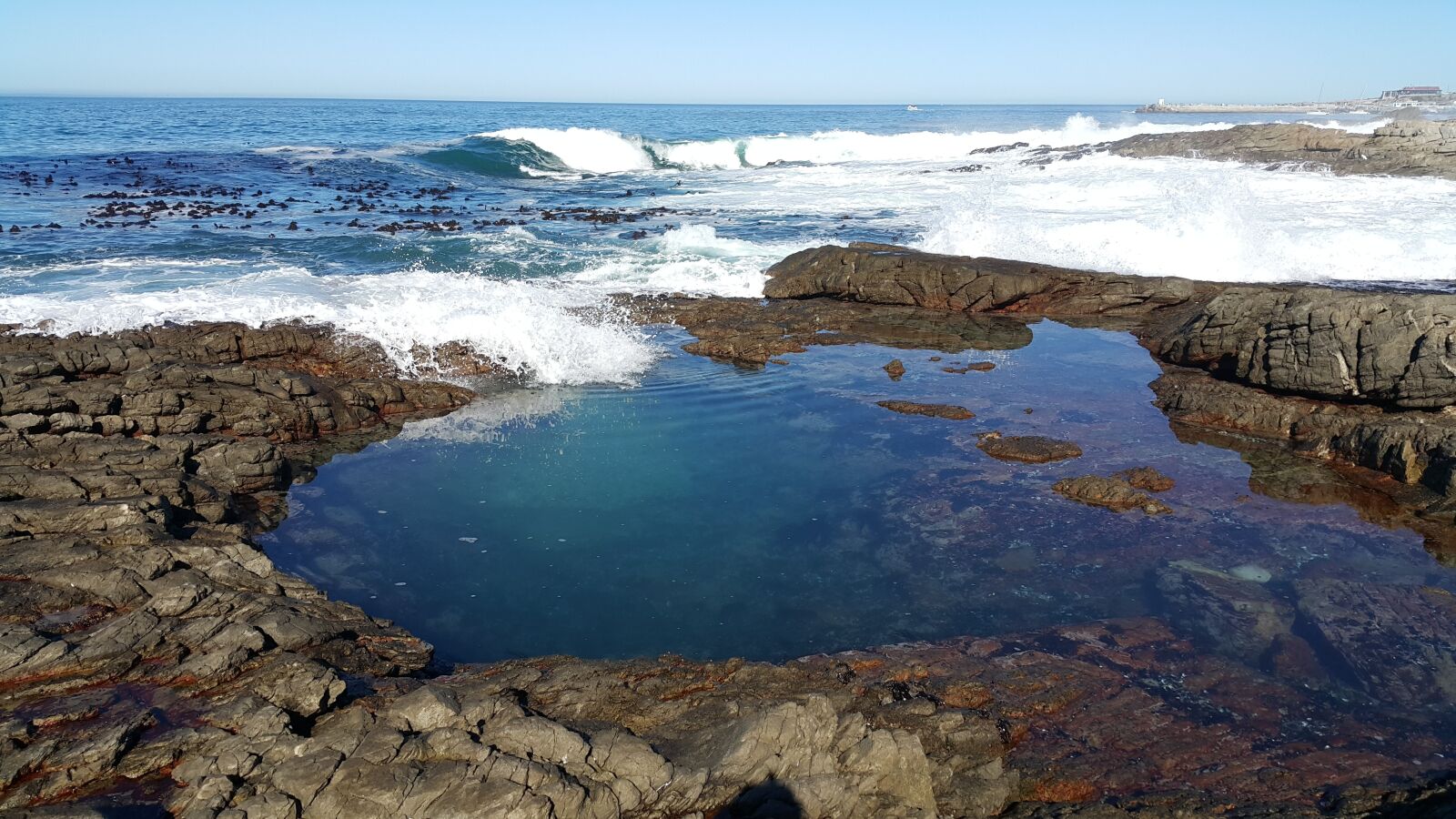 Samsung Galaxy Note4 sample photo. Holiday, rock pool, sea photography