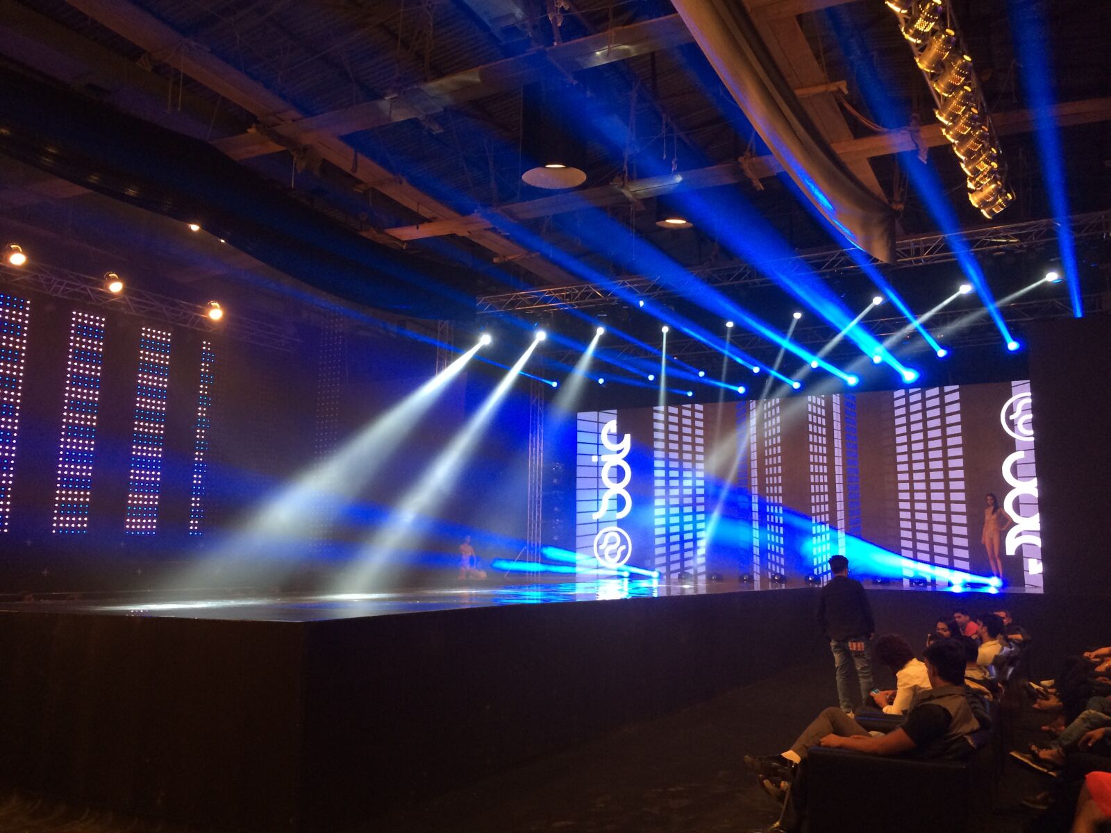 iPhone 5s back camera 4.15mm f/2.2 sample photo. Lights, stage, music photography