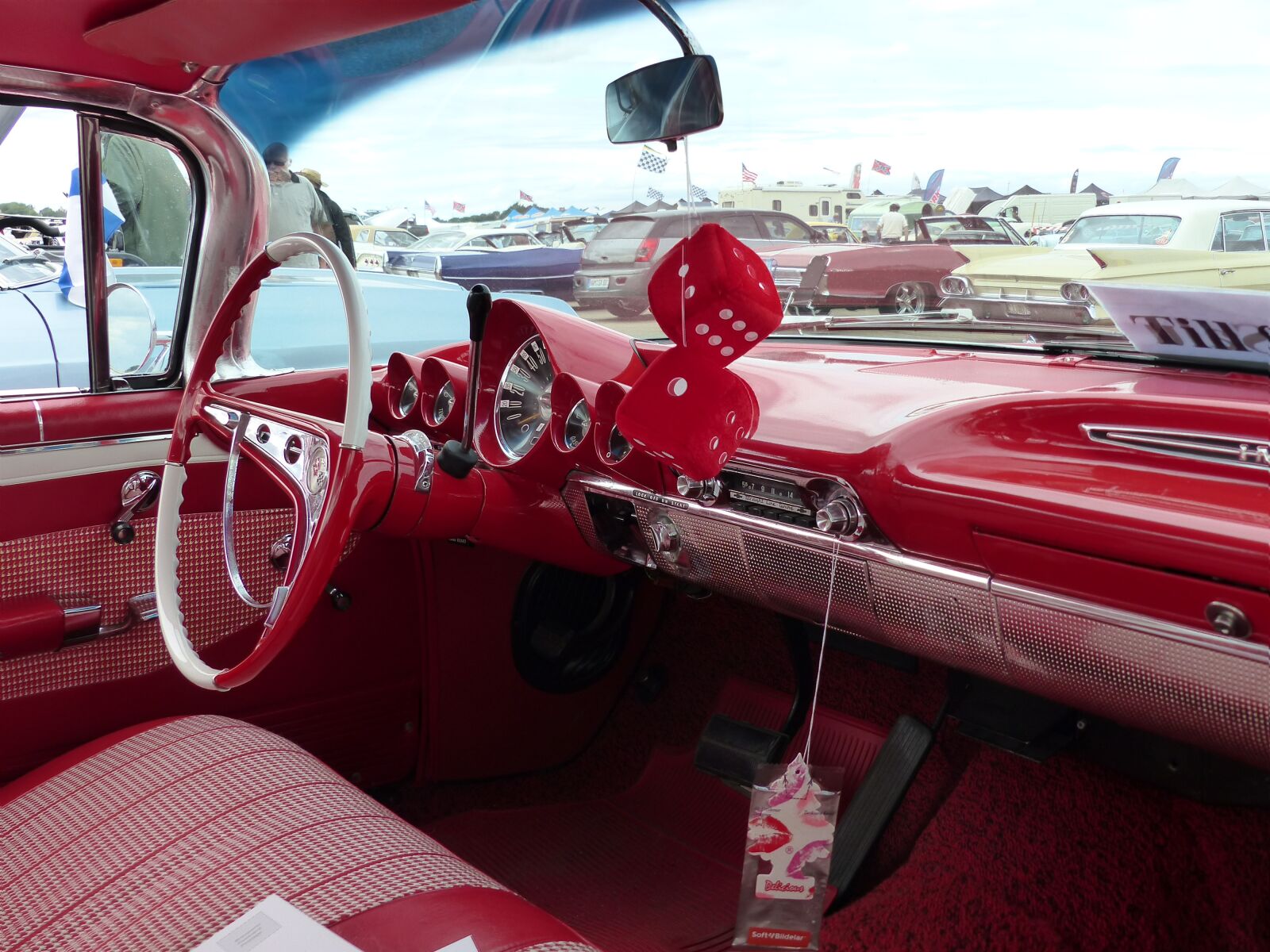 Panasonic Lumix DMC-FZ200 sample photo. The interior finishes, red photography