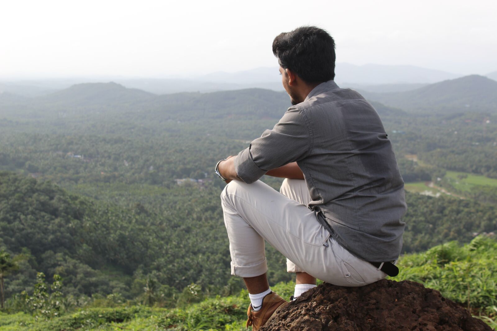 Canon EOS 1300D (EOS Rebel T6 / EOS Kiss X80) sample photo. Alone, boy, hill top photography