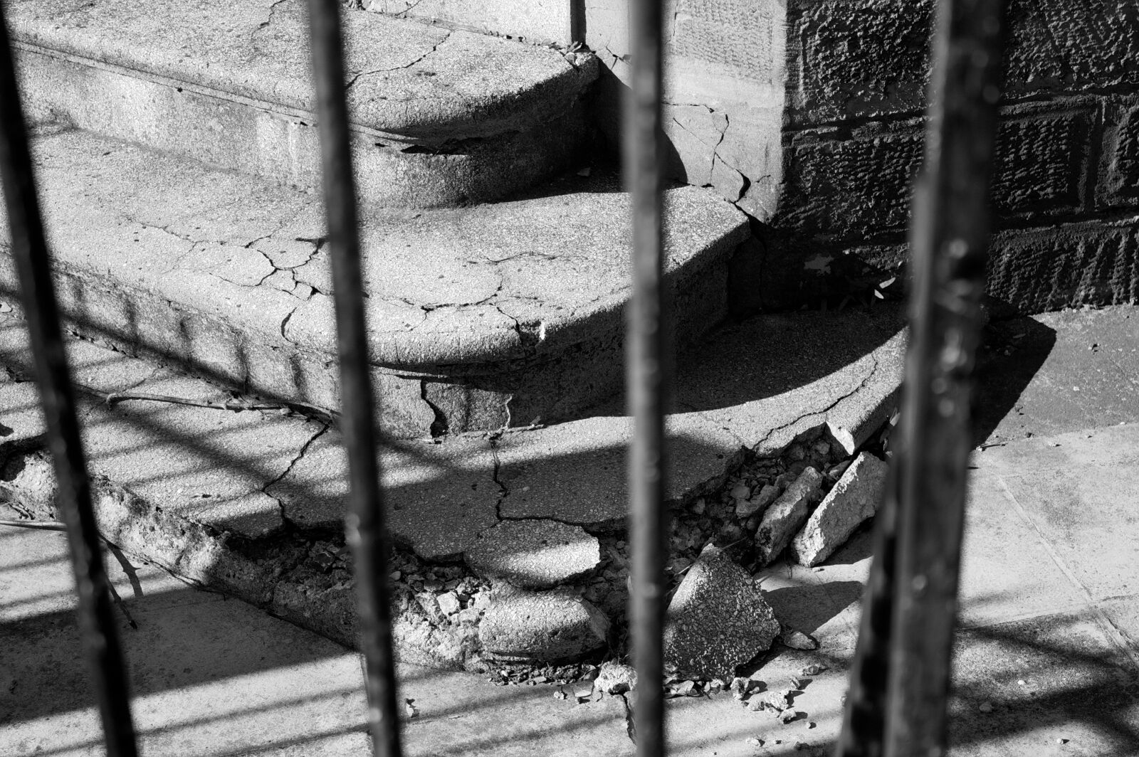 Canon EOS 1100D (EOS Rebel T3 / EOS Kiss X50) sample photo. Staircase, decrepitude, grids photography