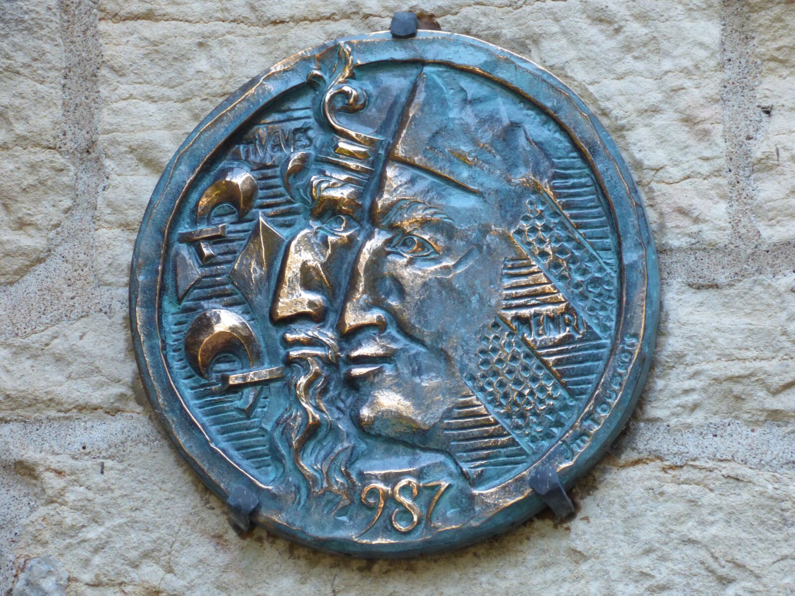Panasonic DMC-FZ72 sample photo. Bronze, tablet, capetian millennium photography