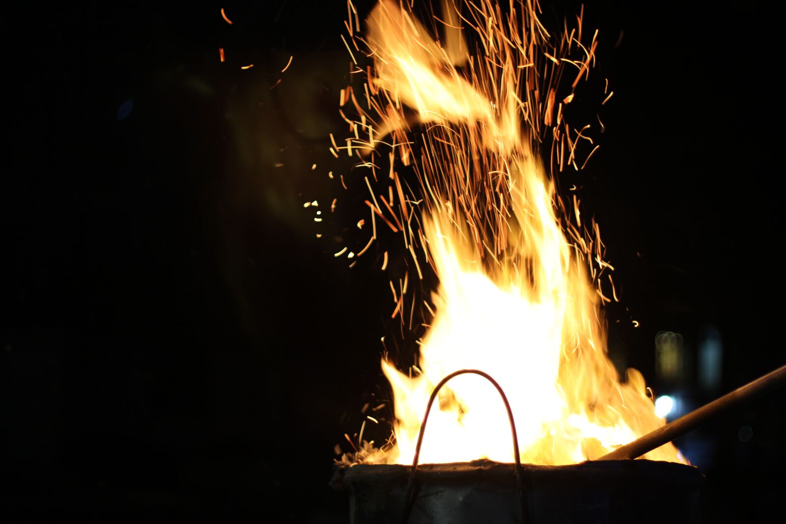 Canon EOS 600D (Rebel EOS T3i / EOS Kiss X5) + Canon EF 50mm F1.4 USM sample photo. Sparks, flame, fire photography