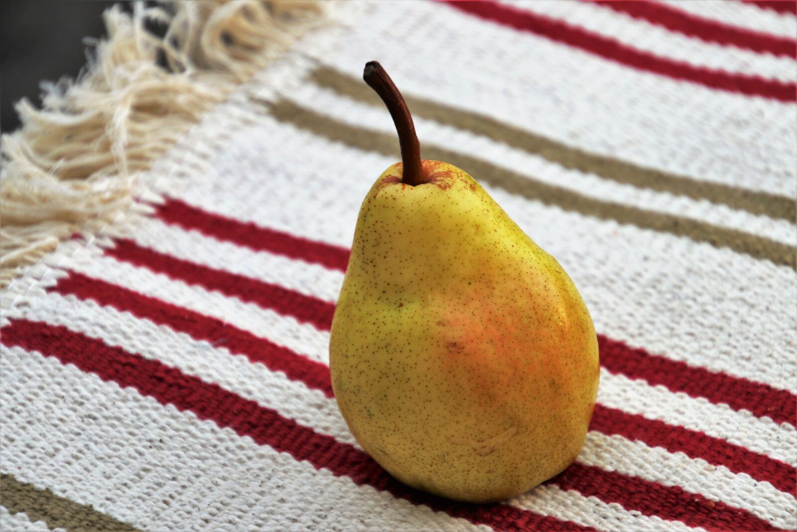 Canon EOS 80D sample photo. Pear, fruit, tablecloth photography