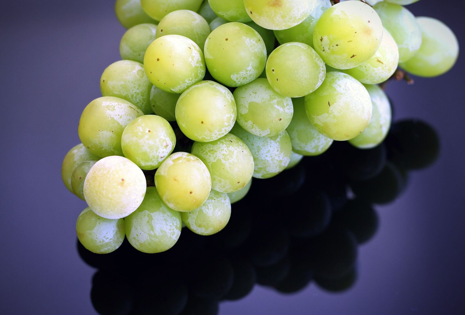 Canon EOS 1000D (EOS Digital Rebel XS / EOS Kiss F) sample photo. Grapes, frozen fruit, summer photography
