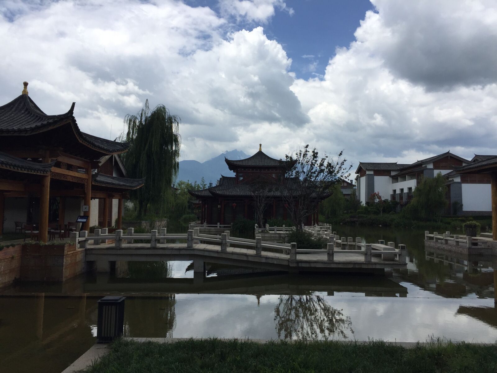 iPhone 6 Plus back camera 4.15mm f/2.2 sample photo. 玉龙, 雪山, 酒店 photography
