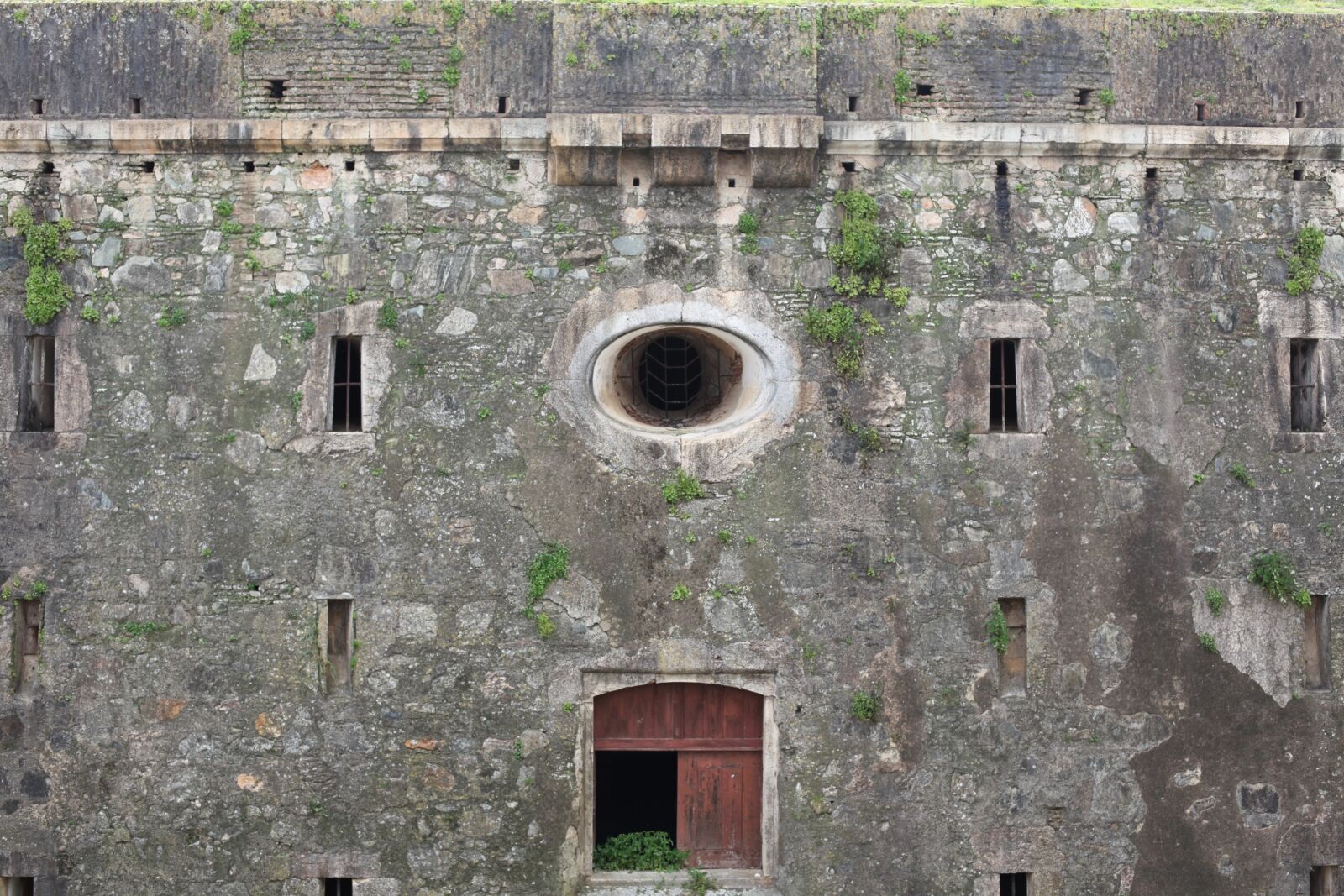 Canon EOS 5D Mark II sample photo. Building, wall photography