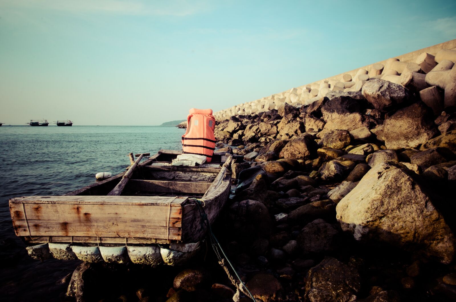 Nikon D7000 sample photo. The beach, the boat photography