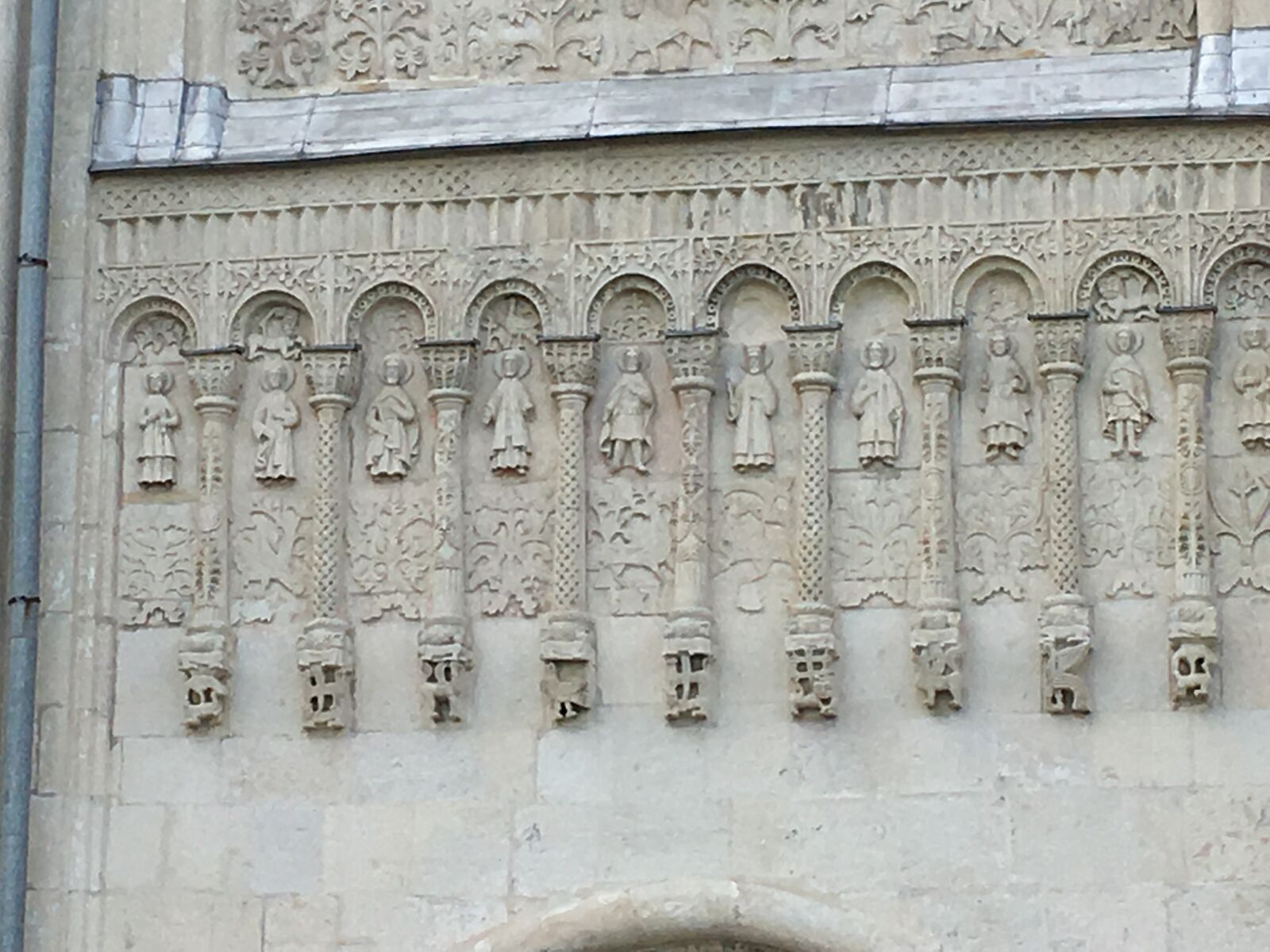 iPhone 6s back camera 4.15mm f/2.2 sample photo. Stone carvings, dmitrovsky cathedral photography