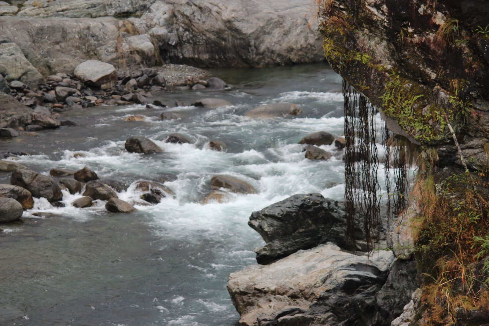 Canon EOS 600D (Rebel EOS T3i / EOS Kiss X5) sample photo. Rock, river, sand photography