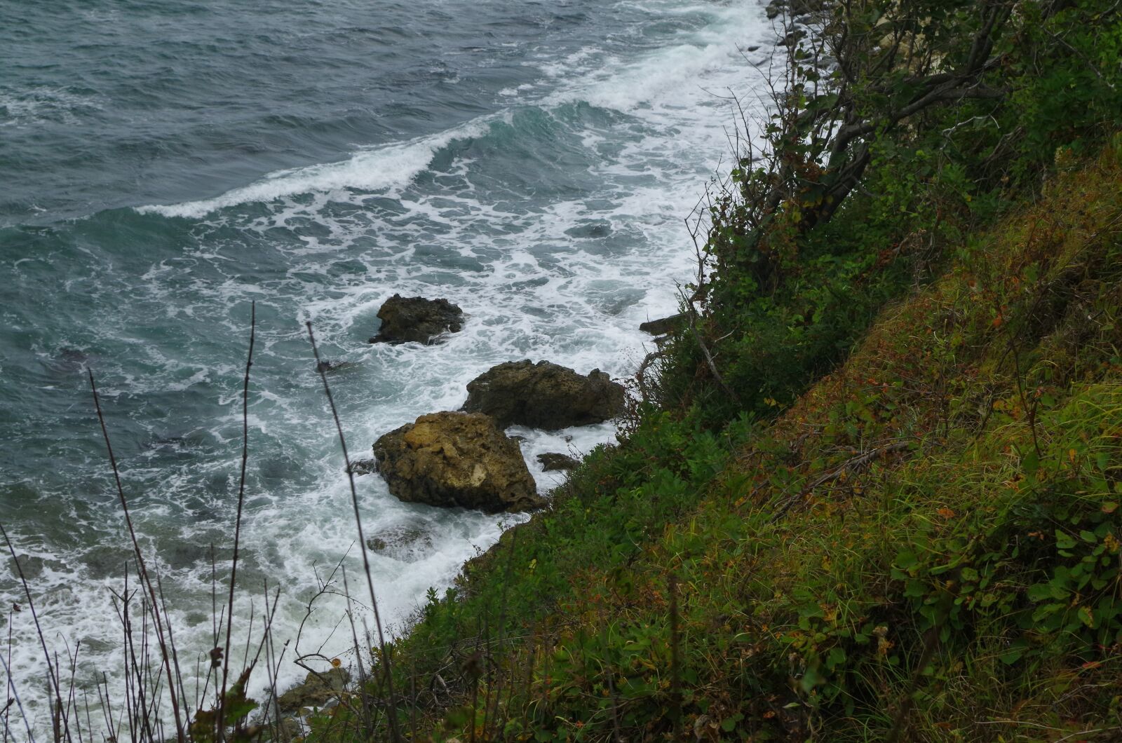 Pentax K-50 sample photo. Sea, waves, high bank photography