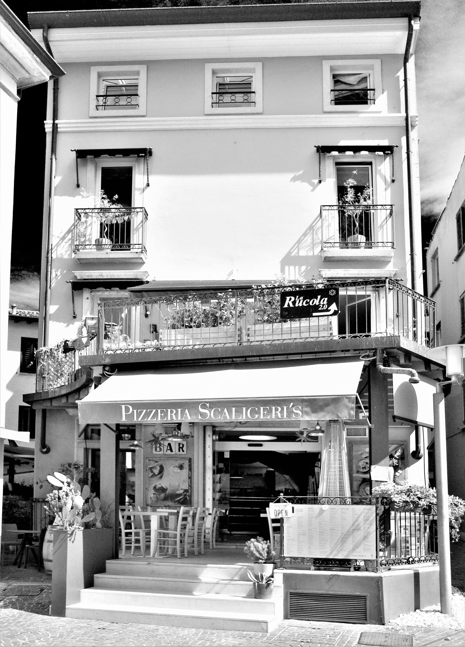 Ricoh GR III sample photo. Pizzeria, sirmione, eat photography