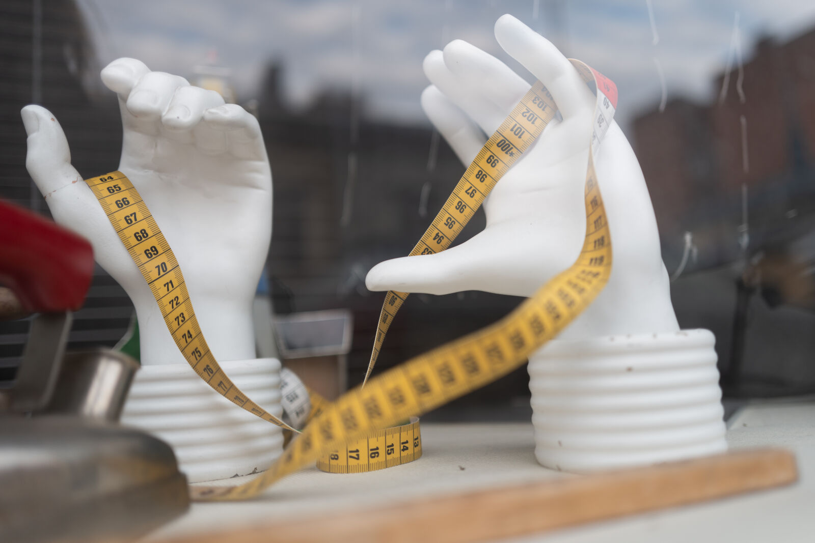 SUMMILUX 1:1.7/28 ASPH. sample photo. Measuring tape hands photography