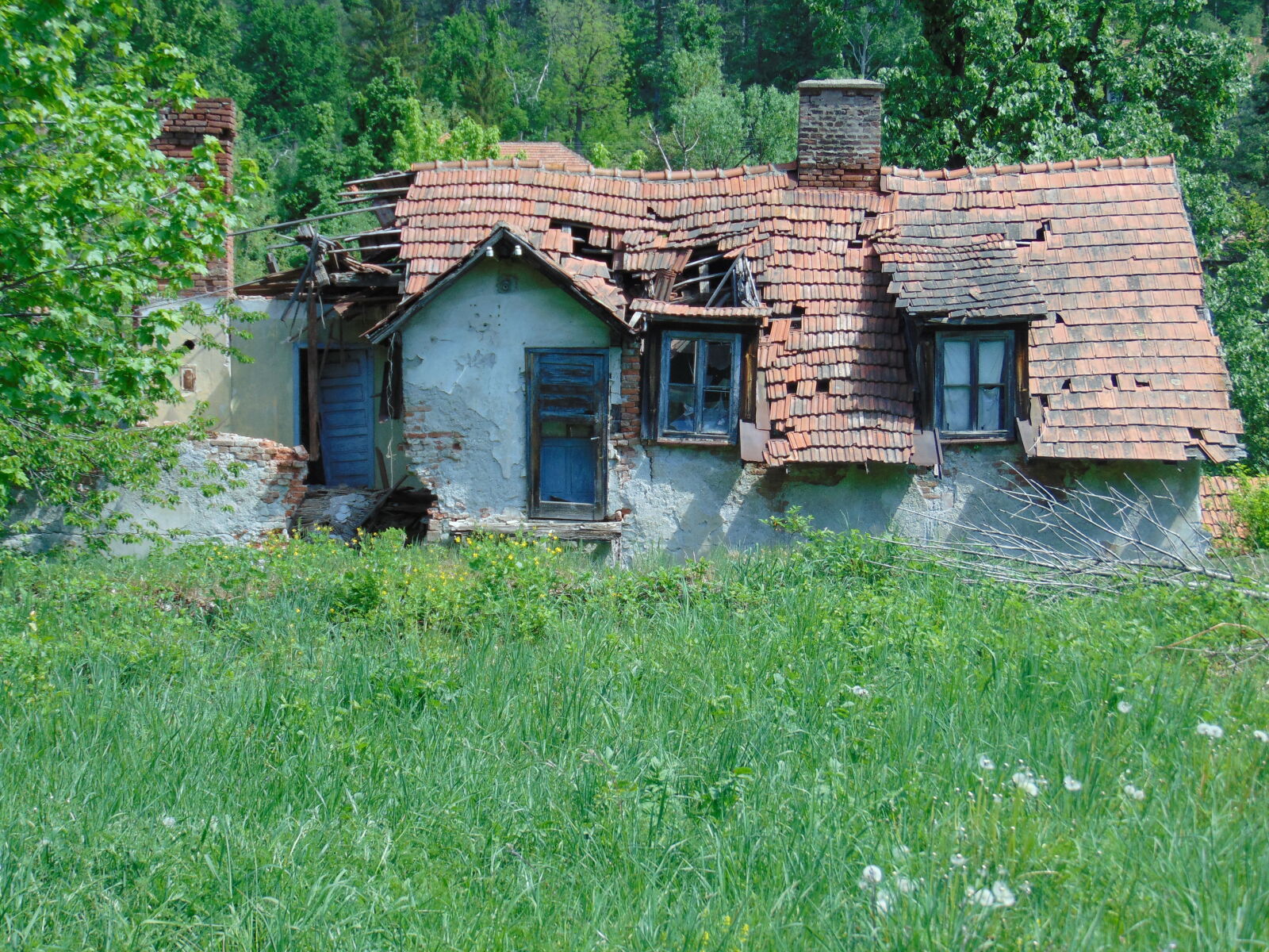 Sony Cyber-shot DSC-H300 sample photo. Abandoned, destroyed, house, old photography