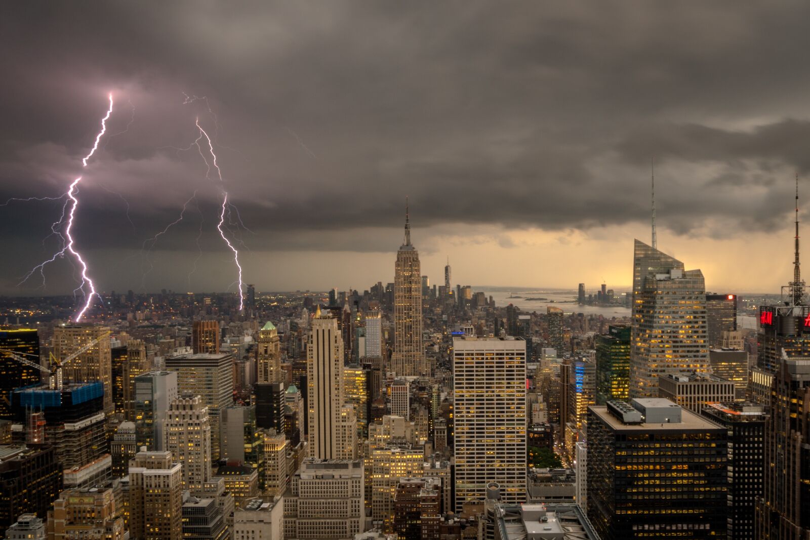Sony E 10-18mm F4 OSS sample photo. New york, thunderstorm, evening photography