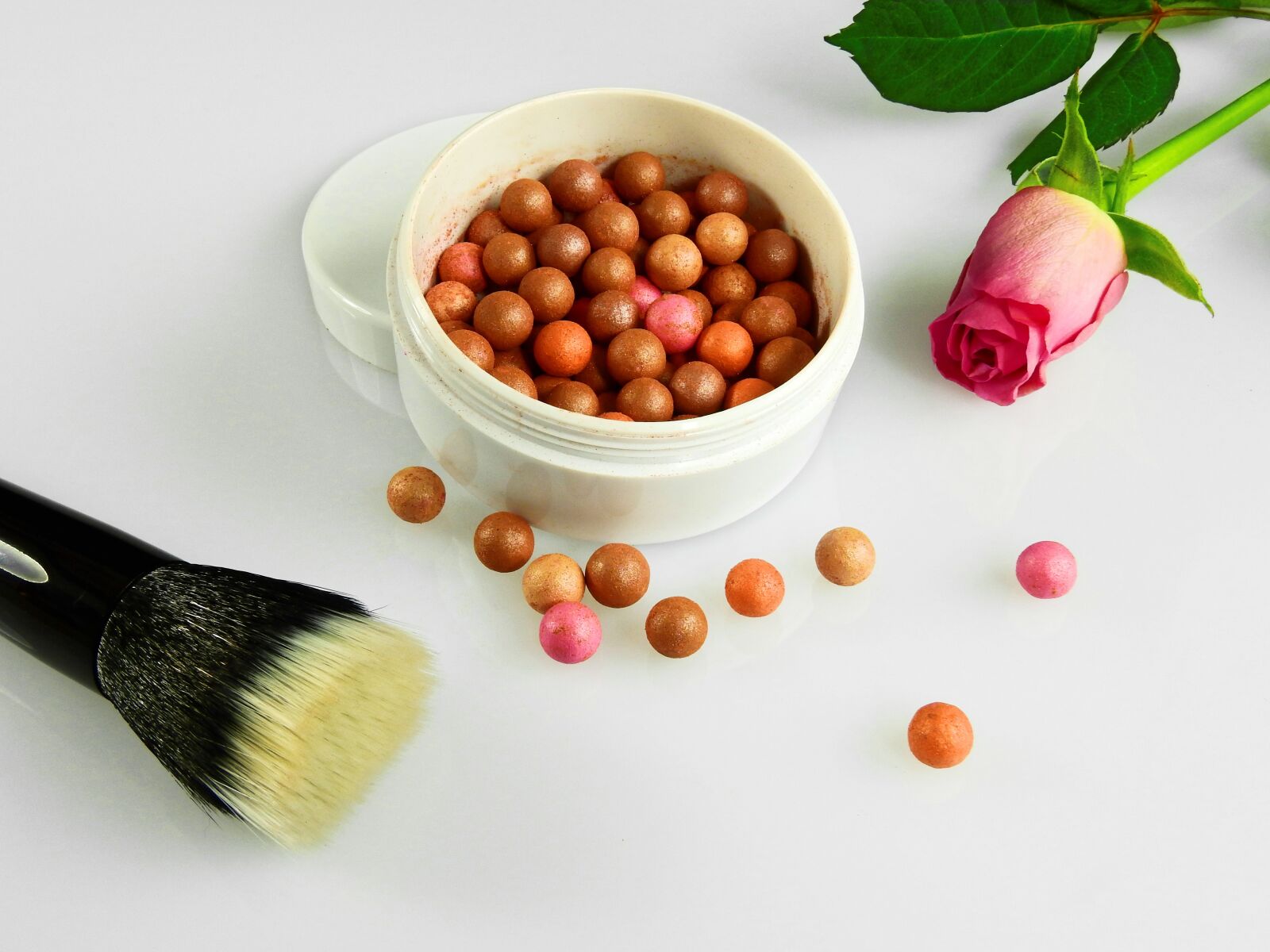 Nikon Coolpix P900 sample photo. Cosmetics, make up, schmink photography