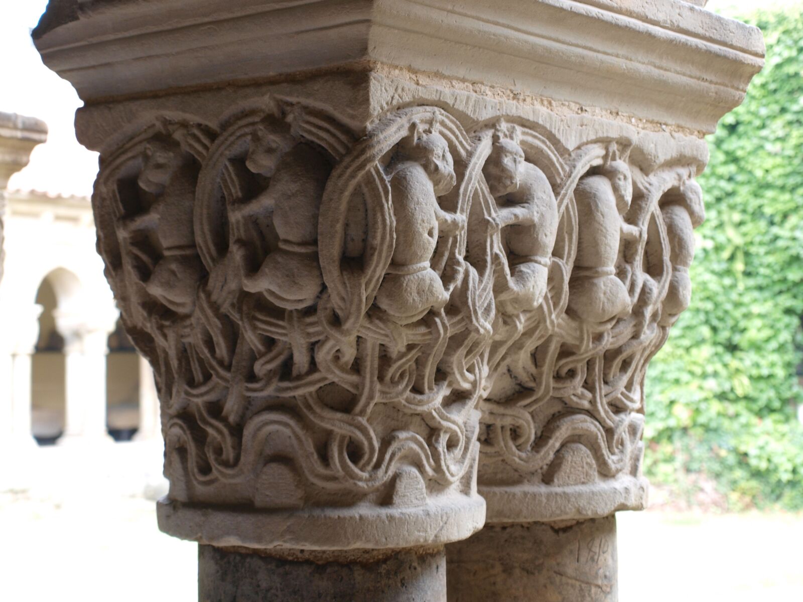 Olympus E-520 (EVOLT E-520) sample photo. Collegiate church, cloister, santa photography