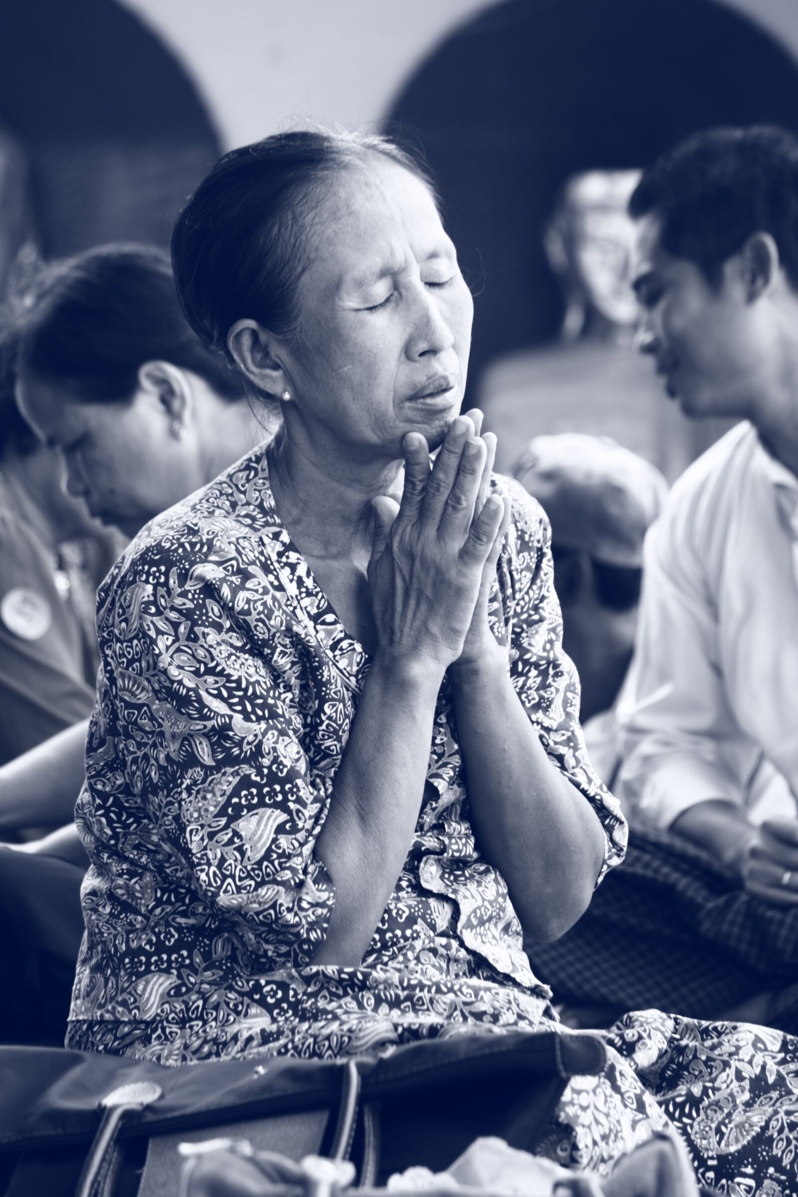 Canon EOS 550D (EOS Rebel T2i / EOS Kiss X4) sample photo. Pray, woman, myanmar photography
