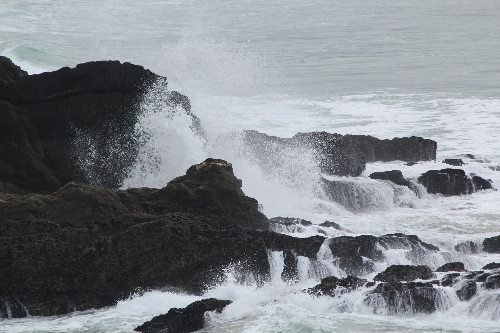 Canon EOS 550D (EOS Rebel T2i / EOS Kiss X4) sample photo. Rocks, waves, coast photography